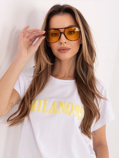 Biało-żółty damski t-shirt z kontrastowym napisem