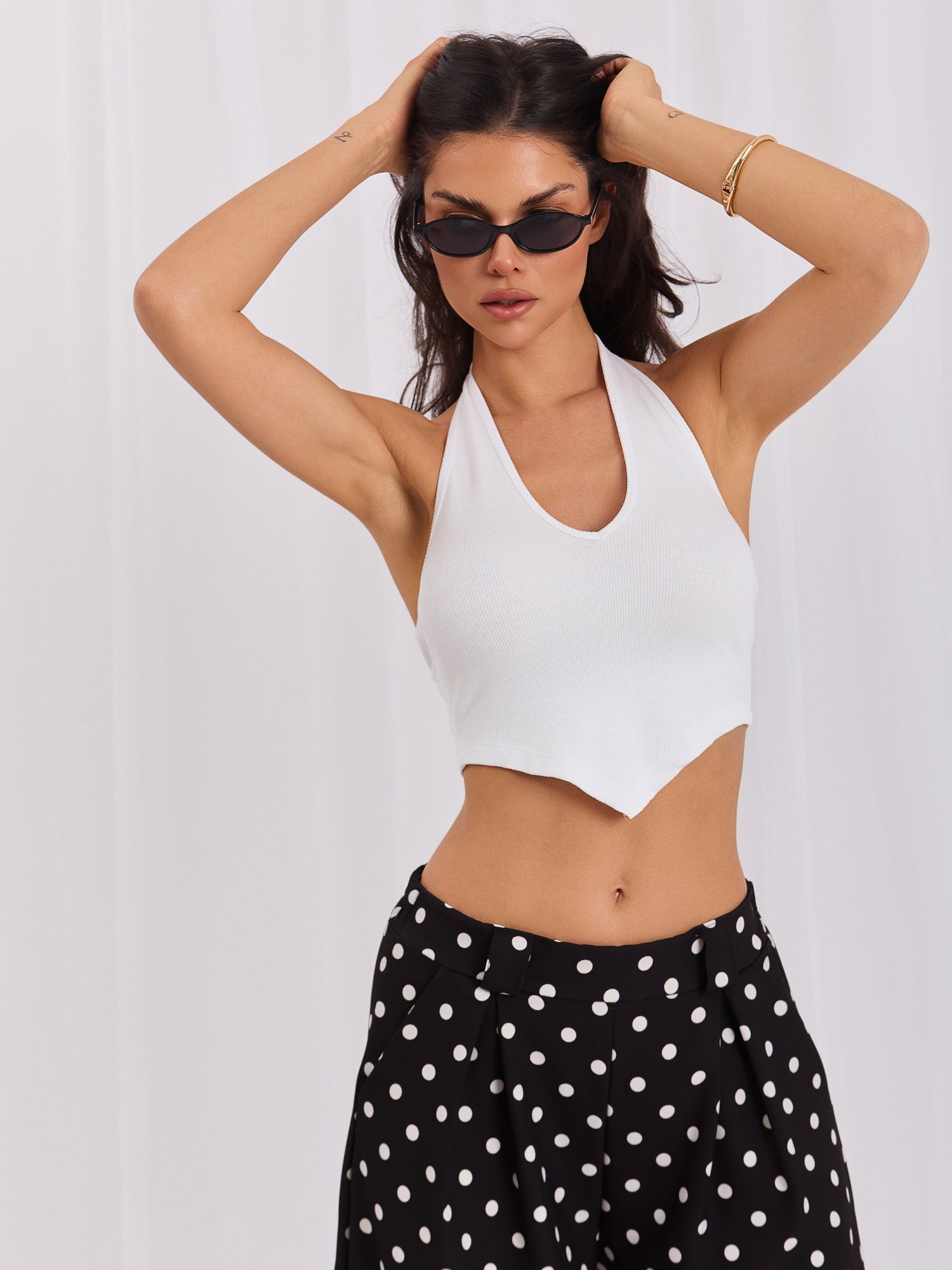Biały prążkowany crop top basic na szyję RUE PARIS