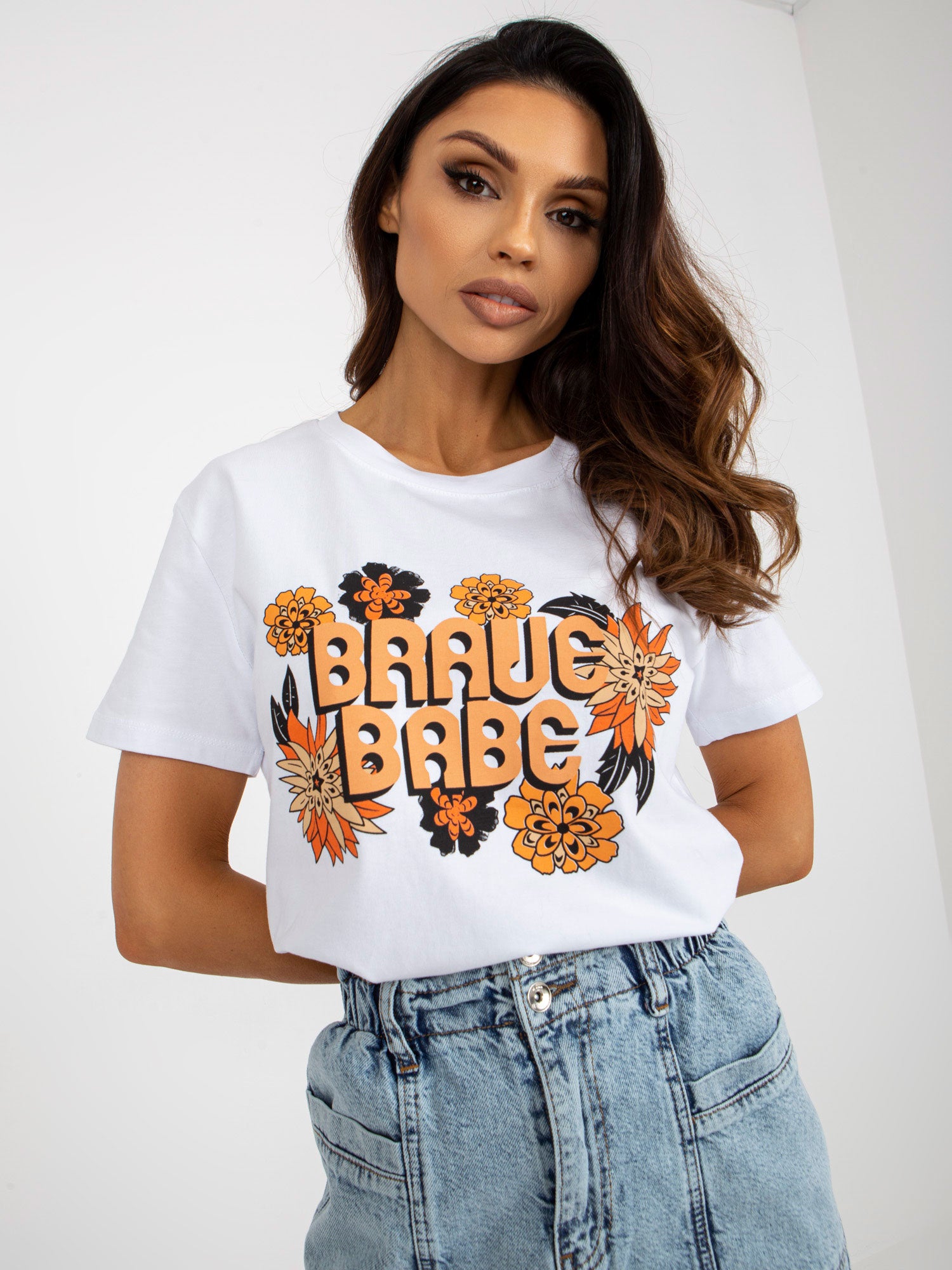 Biały damski t-shirt z napisem i nadrukiem