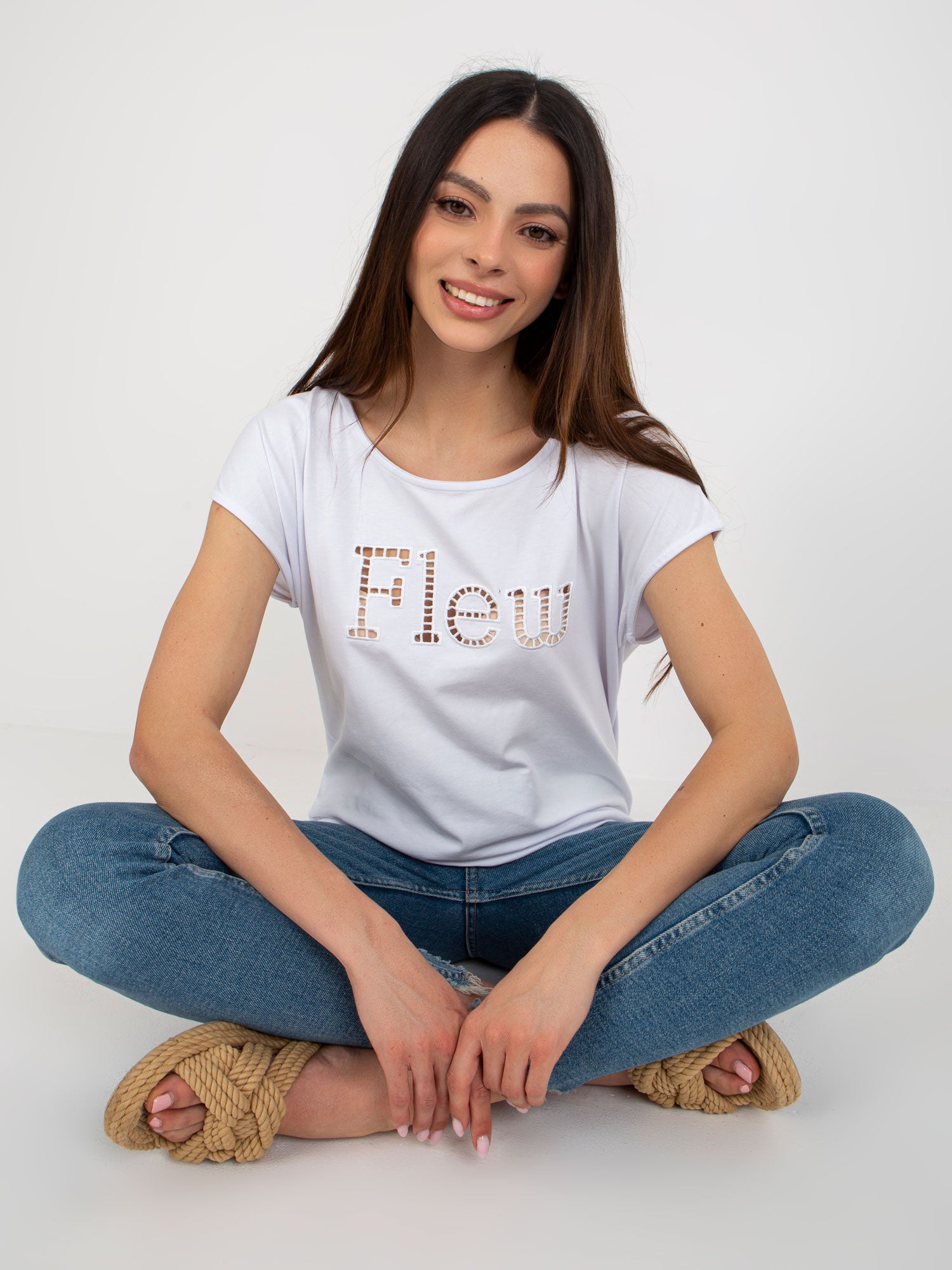 Biały damski t-shirt jednokolorowy z wycięciami