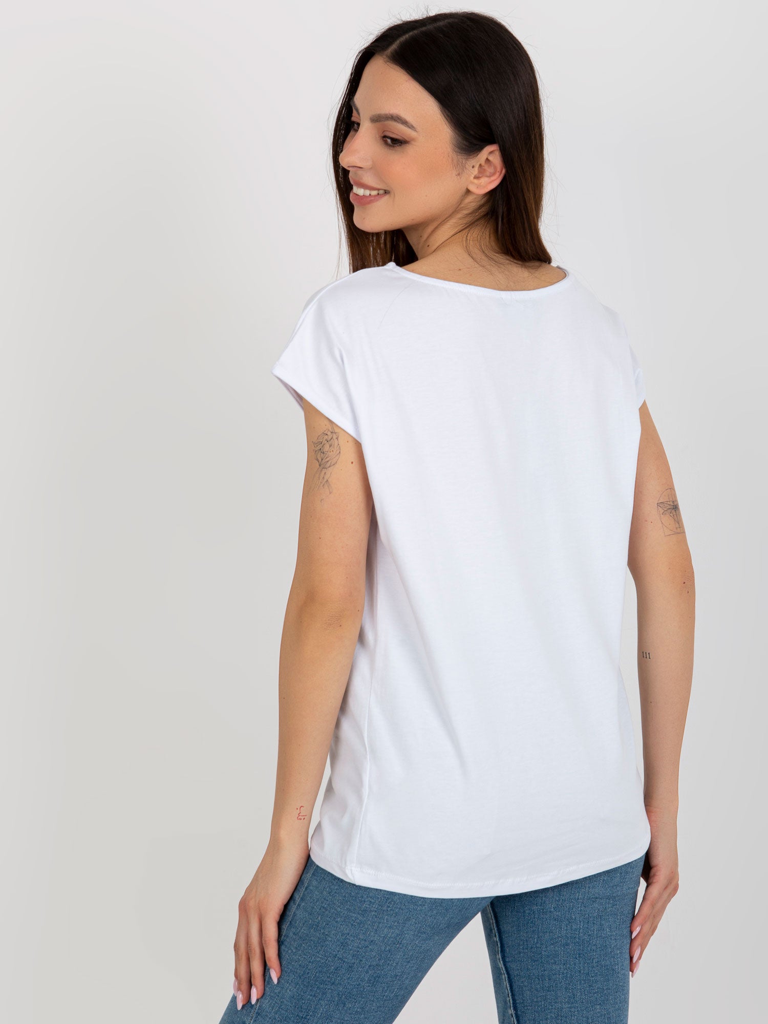 Biały damski t-shirt jednokolorowy z wycięciami