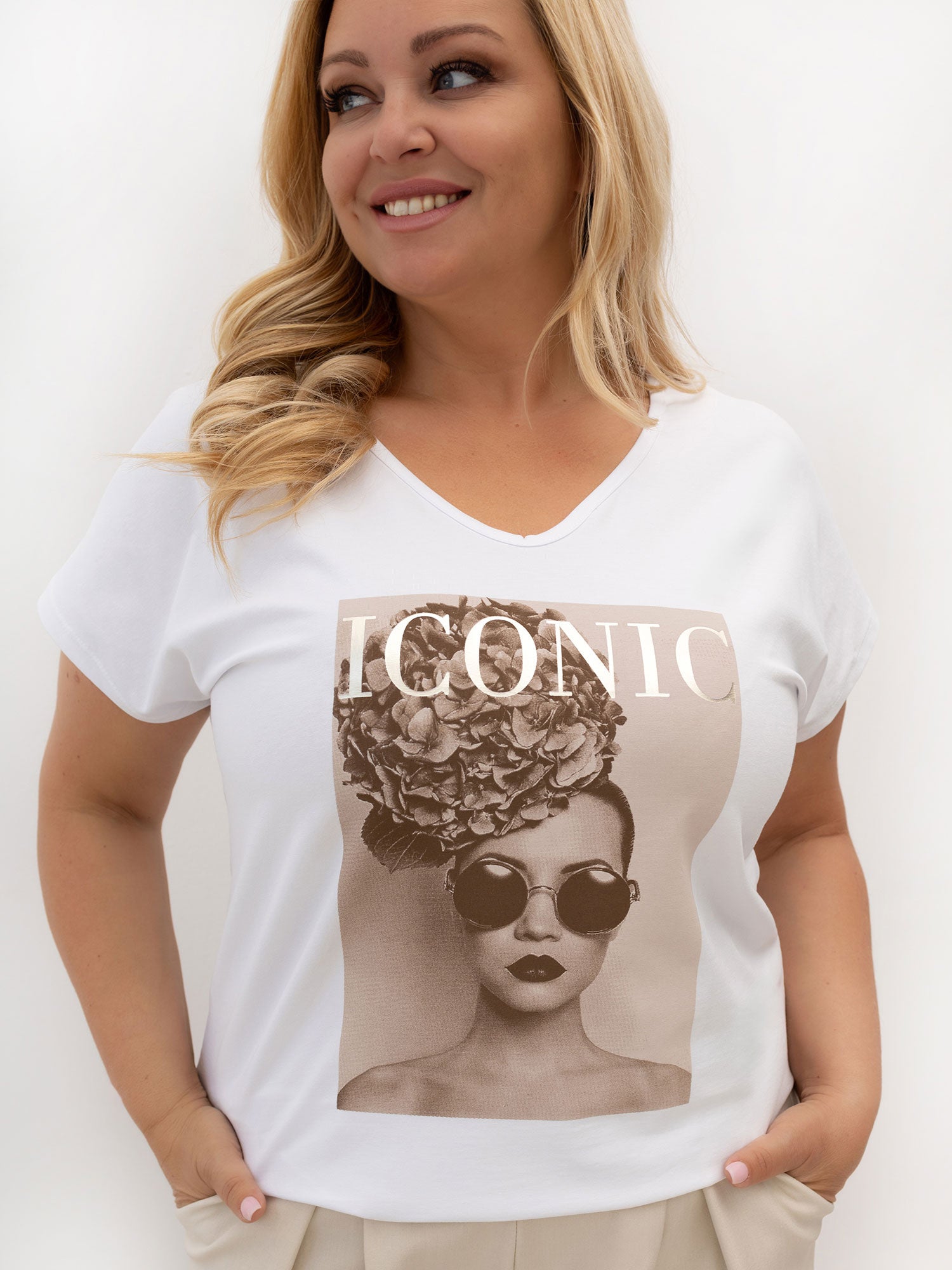 Biały damski t-shirt plus size z napisem