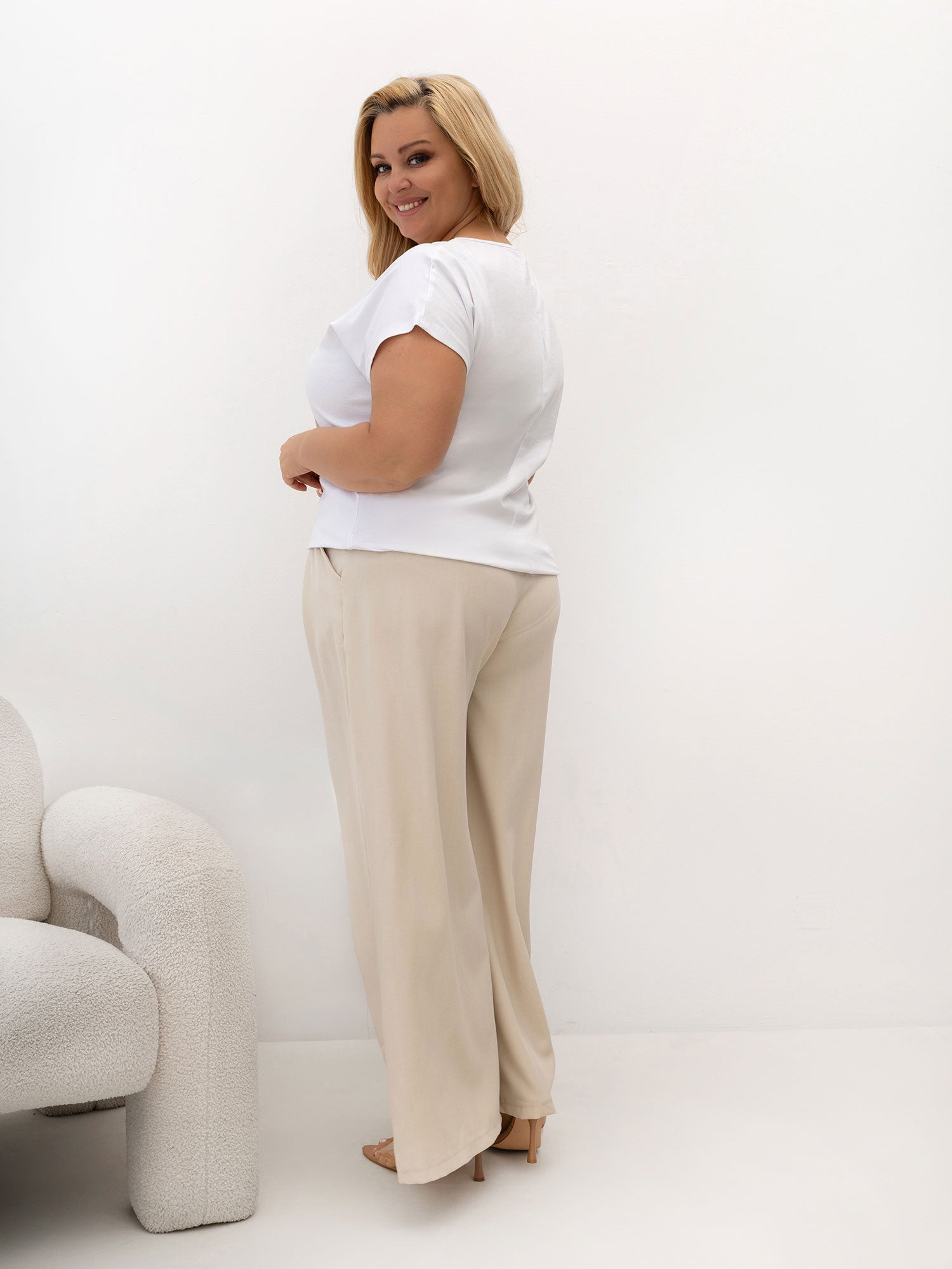 Biały damski t-shirt plus size z napisem