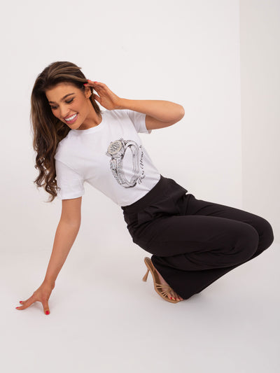 Biały t-shirt z aplikacjami i nadrukiem