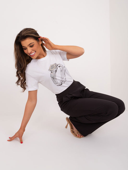 Biały t-shirt z aplikacjami i nadrukiem
