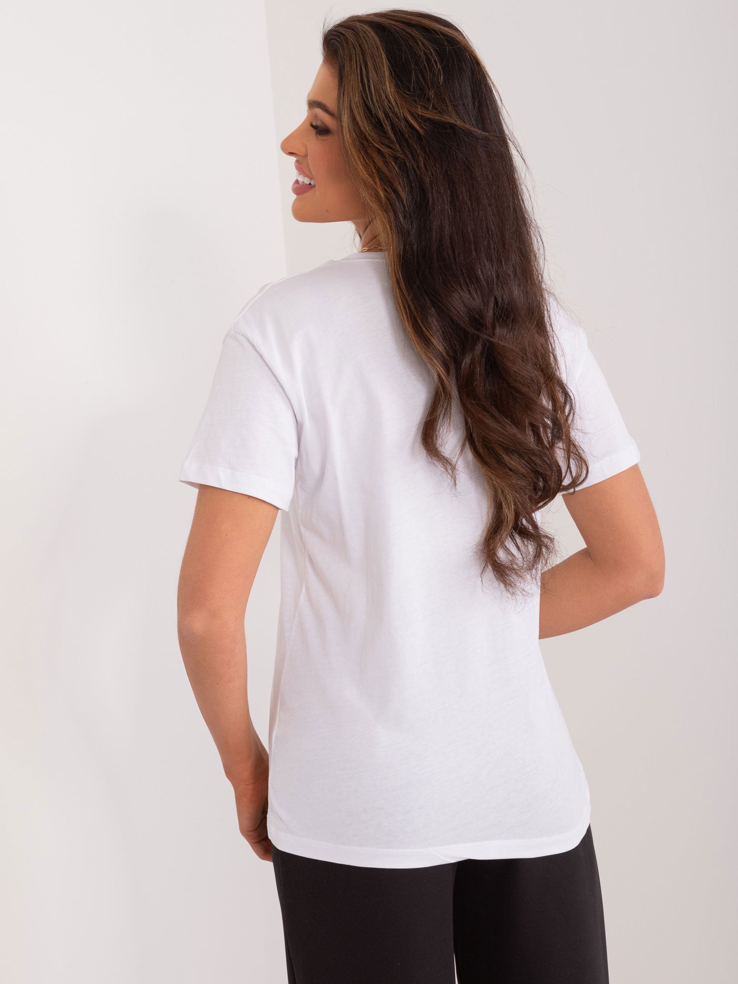Biały t-shirt z aplikacjami i nadrukiem