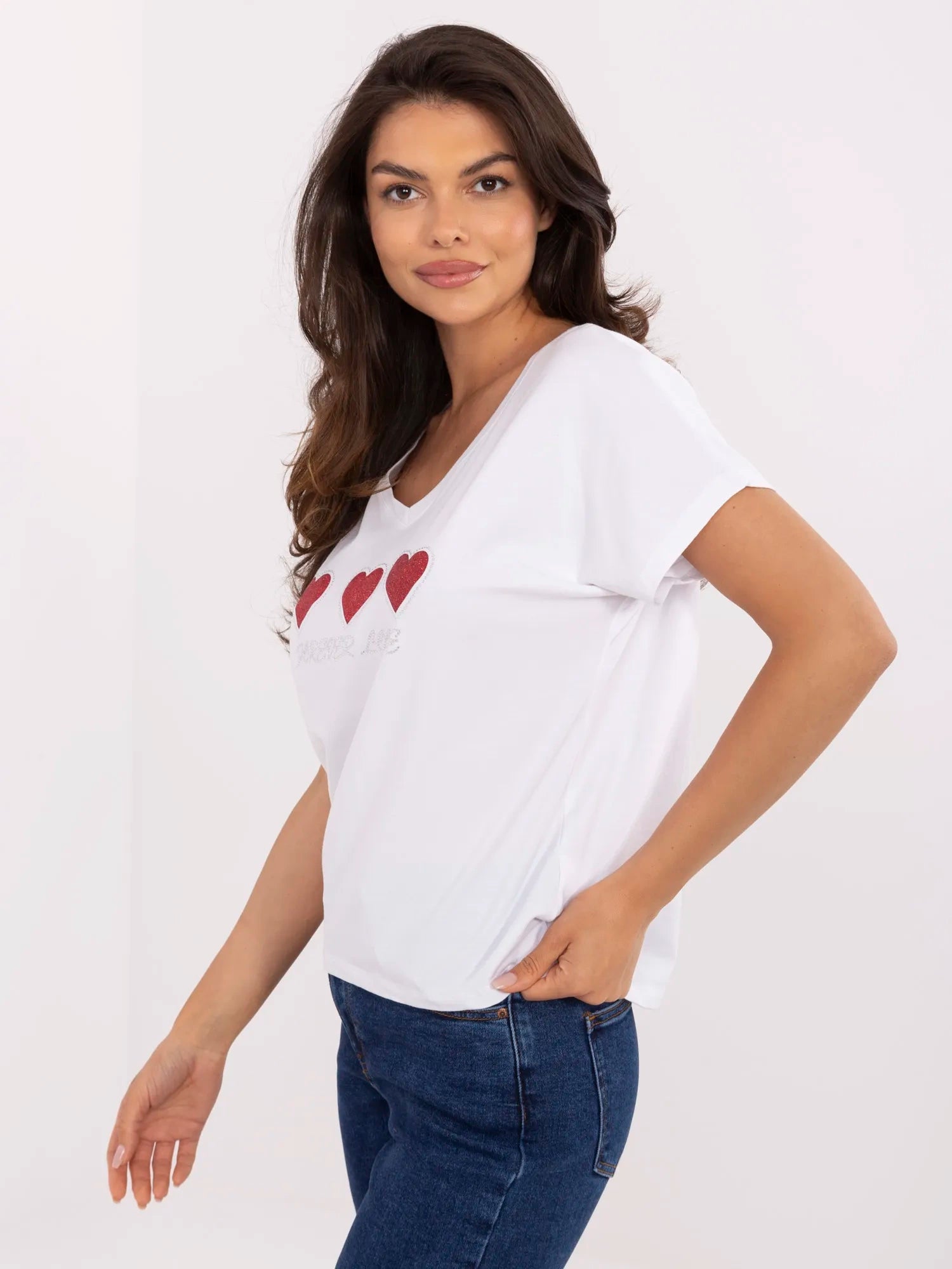 Biały t-shirt z aplikacjami w kształcie serca