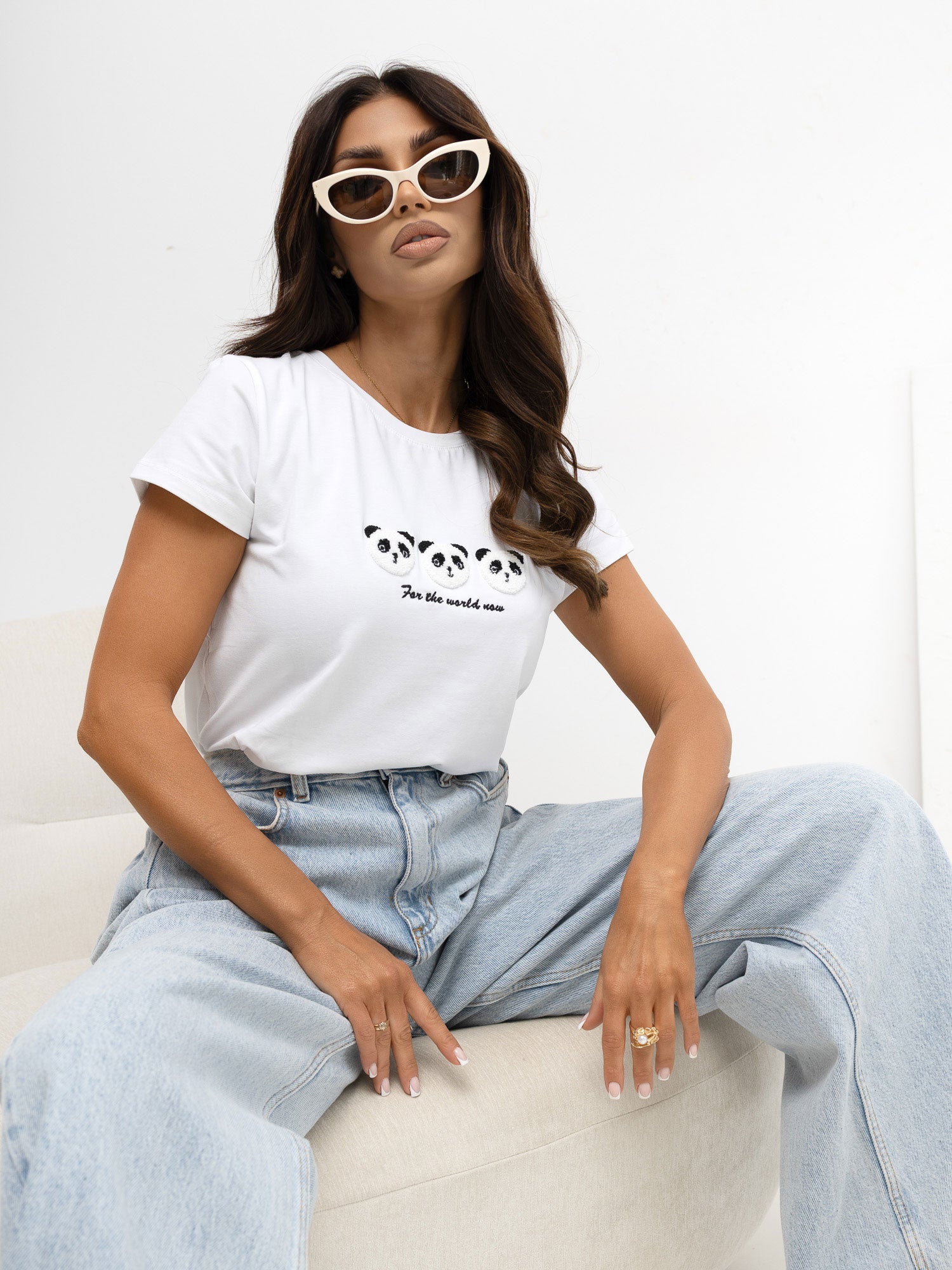 BASIC FEEL GOOD Biały damski t-shirt z aplikacją