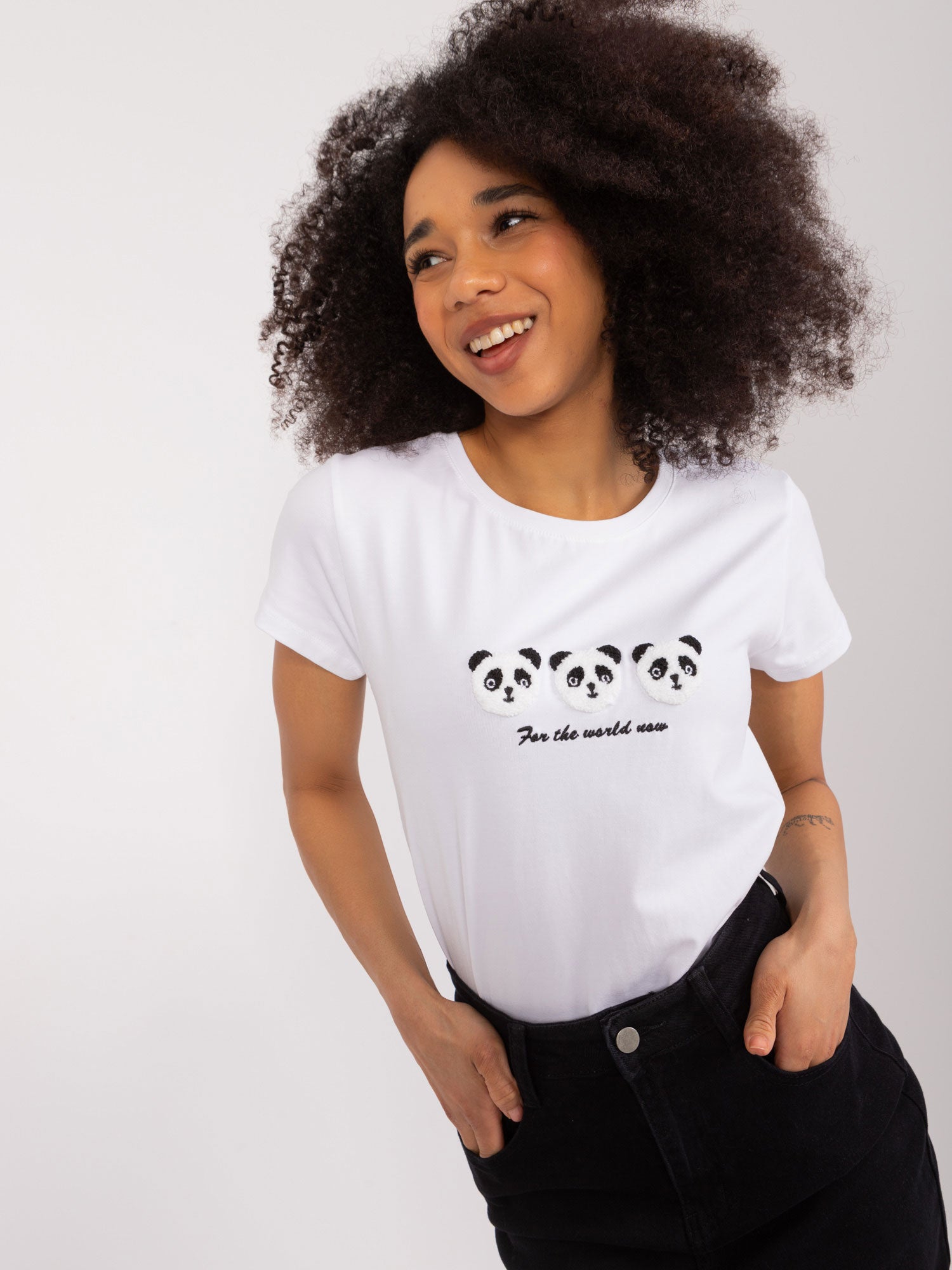 BASIC FEEL GOOD Biały damski t-shirt z aplikacją