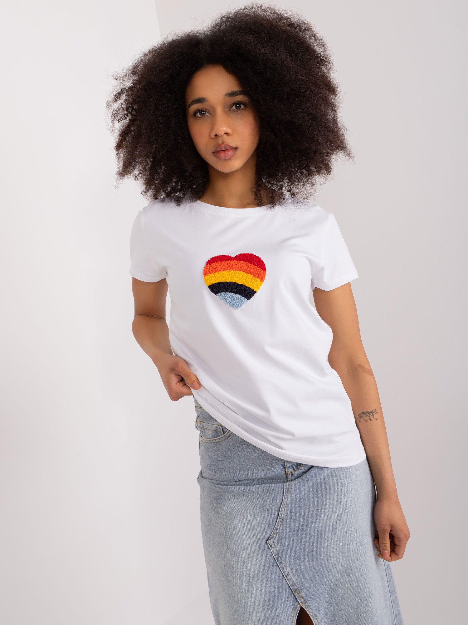 BASIC FEEL GOOD Biały damski t-shirt z haftem