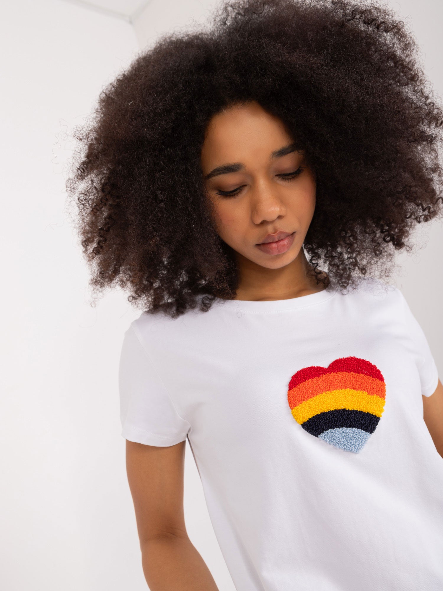 BASIC FEEL GOOD Biały damski t-shirt z haftem