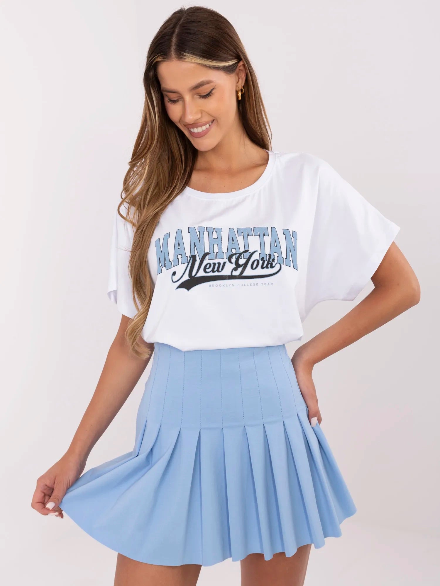 Biały damski t-shirt oversize z nadrukiem