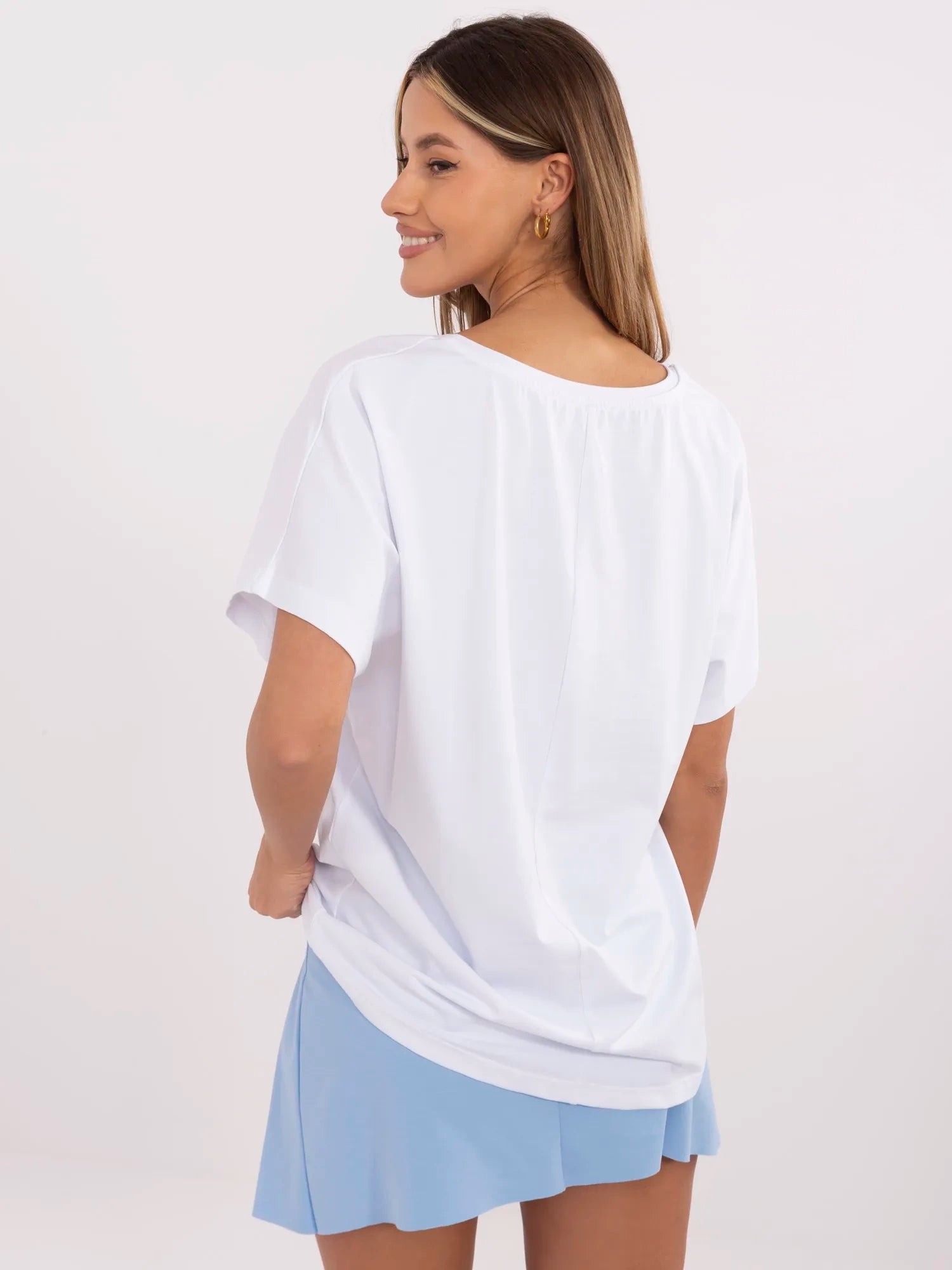 Biały damski t-shirt oversize z nadrukiem