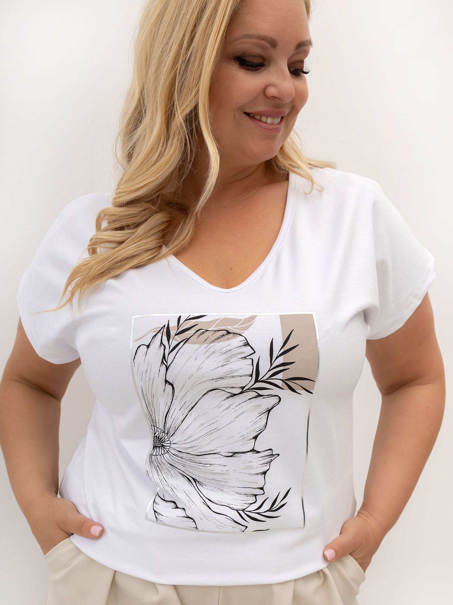 Biały damski t-shirt plus size z dekoltem V