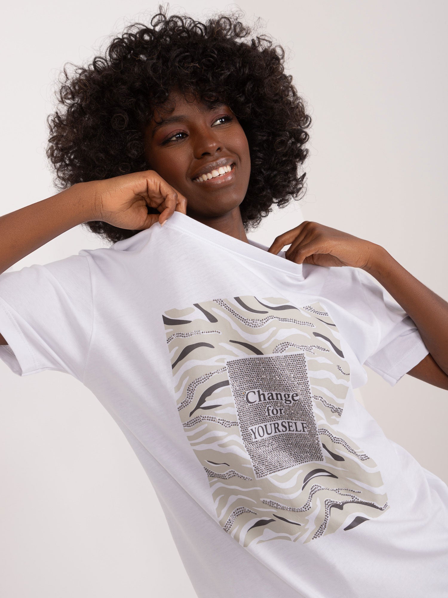 Biały damski t-shirt z aplikacją i nadrukiem
