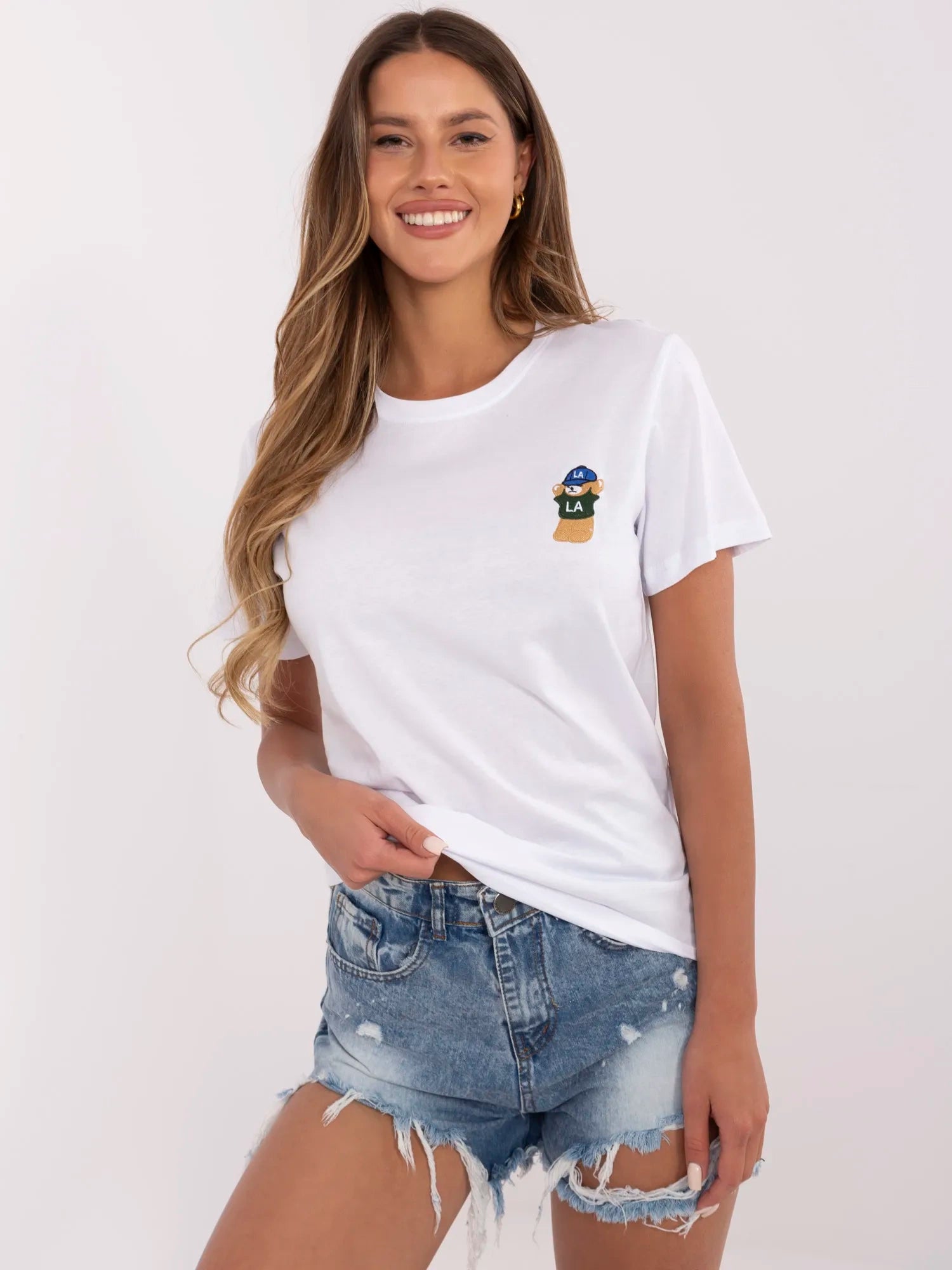 Biały damski t-shirt z wyhaftowanym misiem