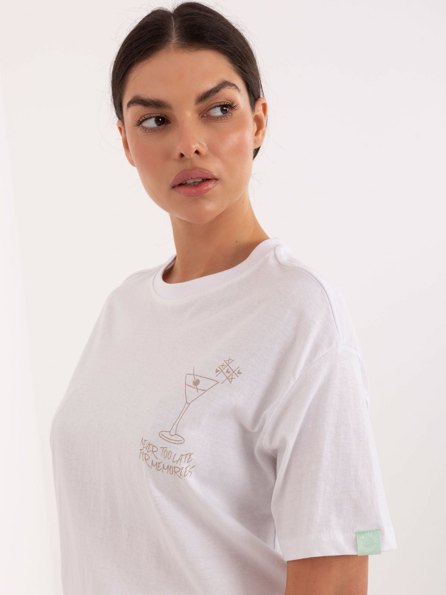 Biały t-shirt z nadrukiem na plecach