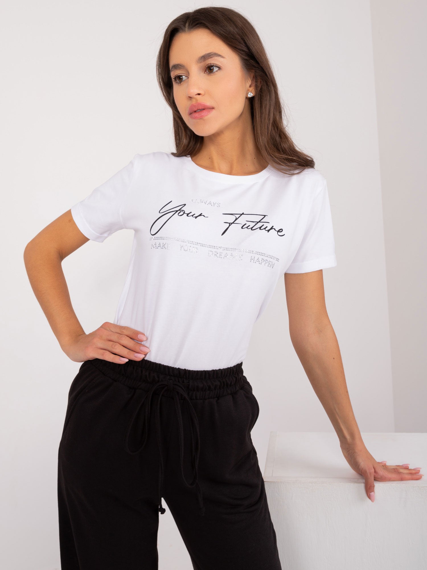 Biały damski t-shirt z okrągłym dekoltem