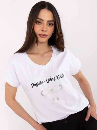 Biały t-shirt z aplikacją w kształcie kokardki