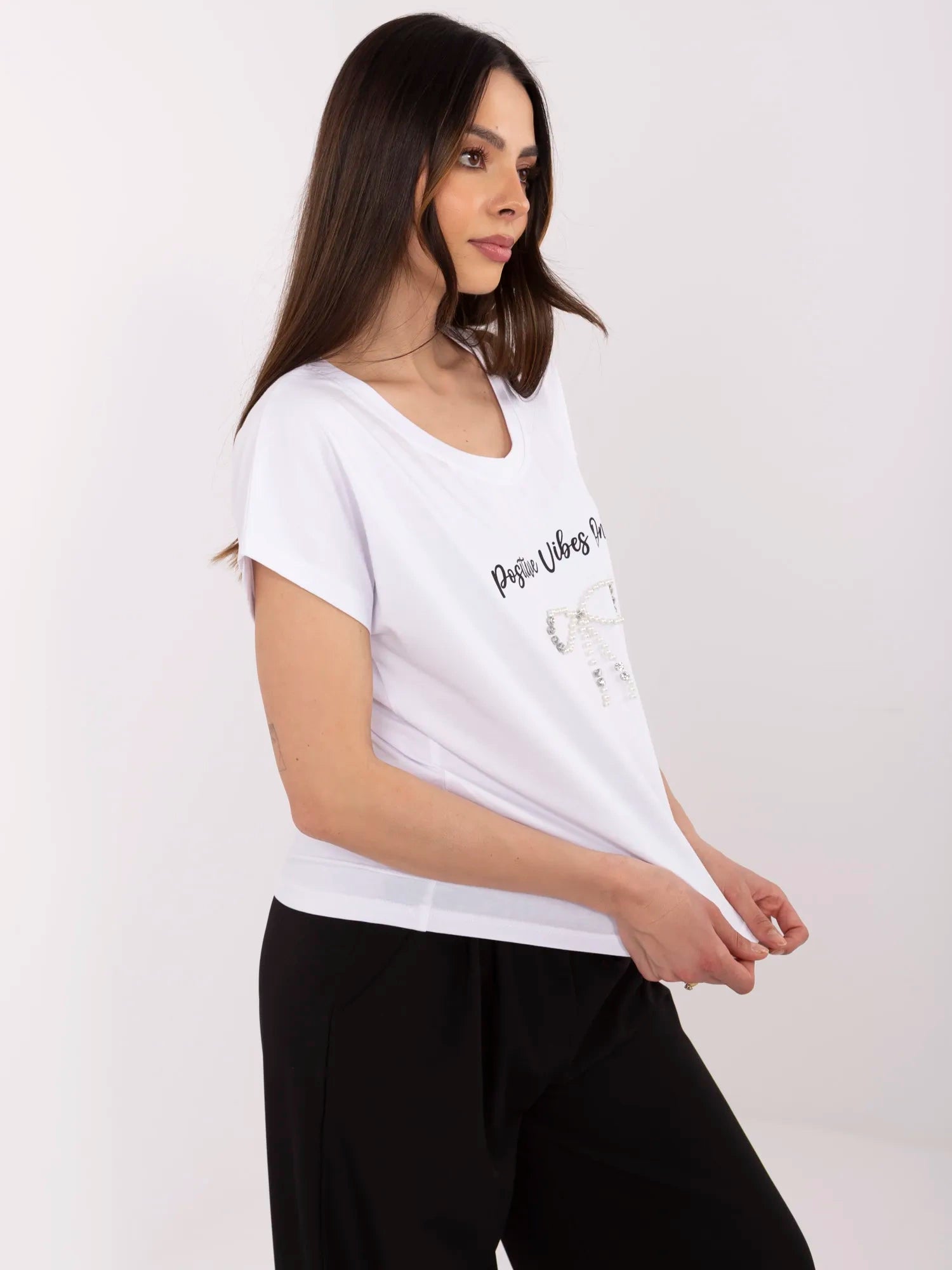 Biały t-shirt z aplikacją w kształcie kokardki
