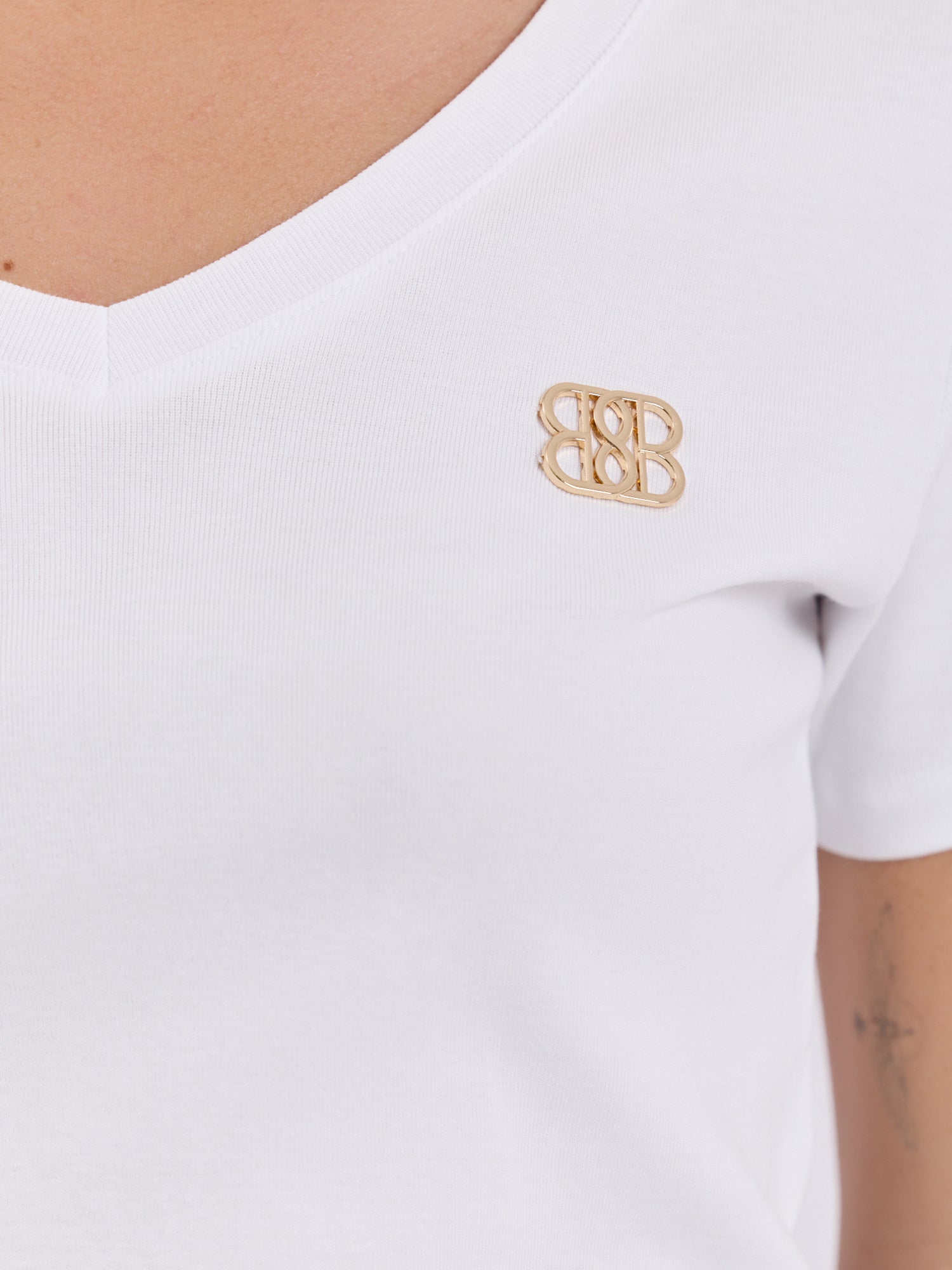 Biały dopasowany t-shirt z bawełny