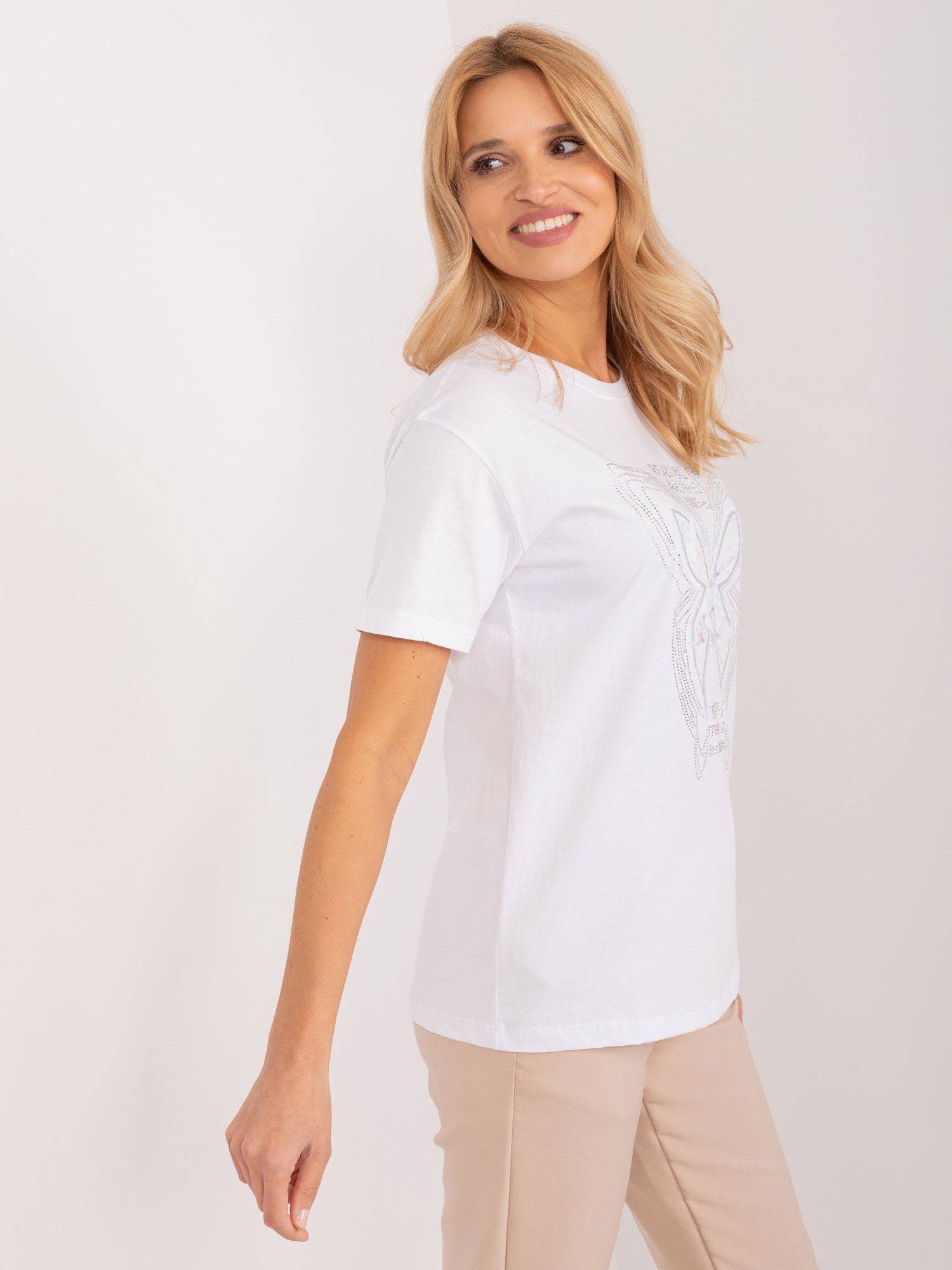Biały t-shirt o kroju oversize z aplikacją
