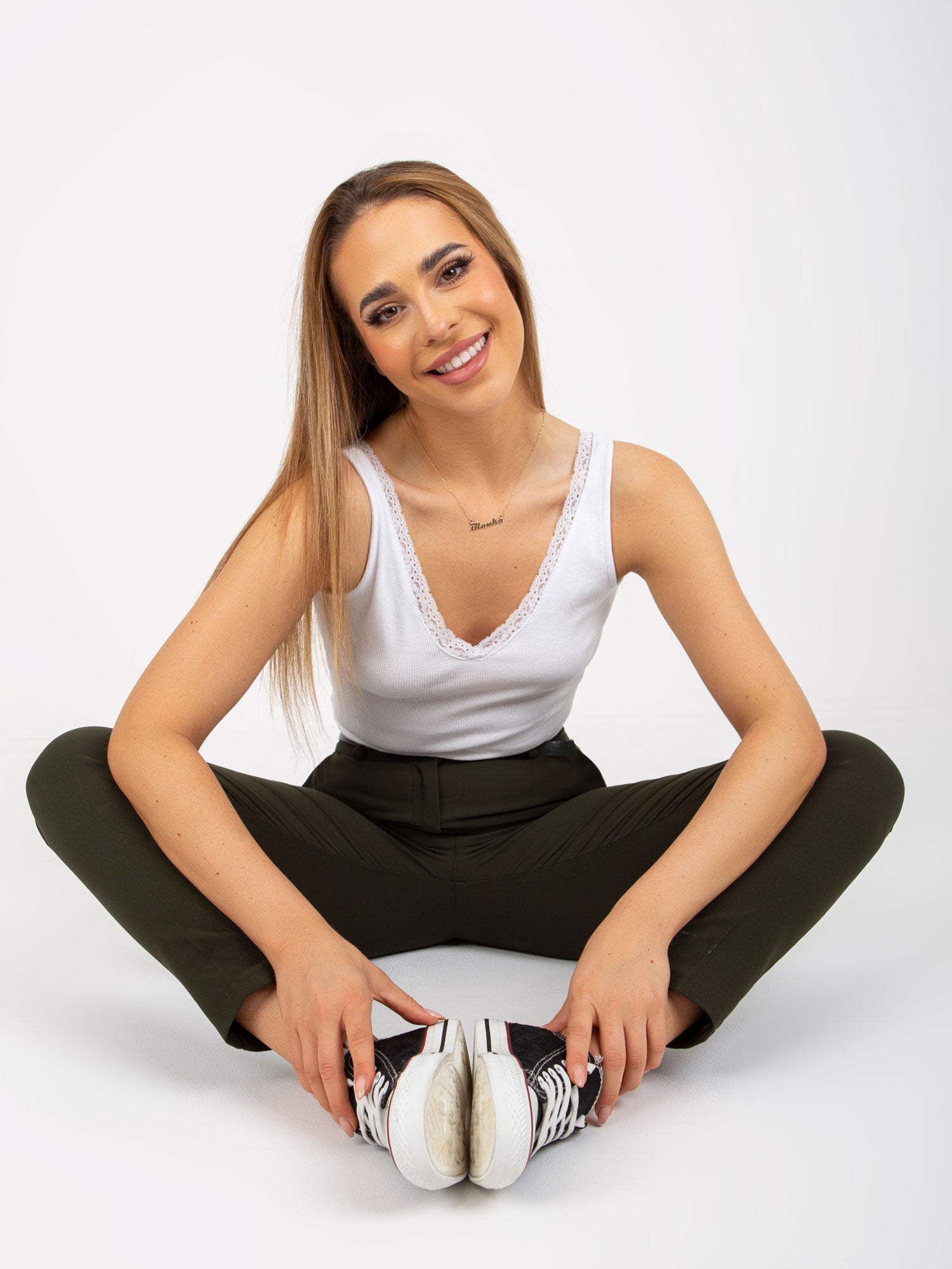 RUE PARIS Biały prążkowany top basic z dekoltem w serek