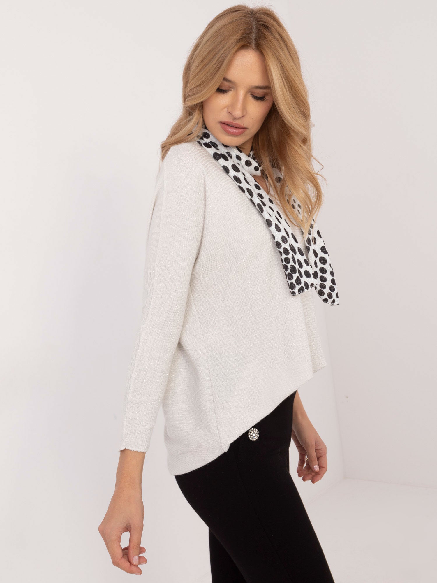 Biały elegancki sweter oversize w prążek