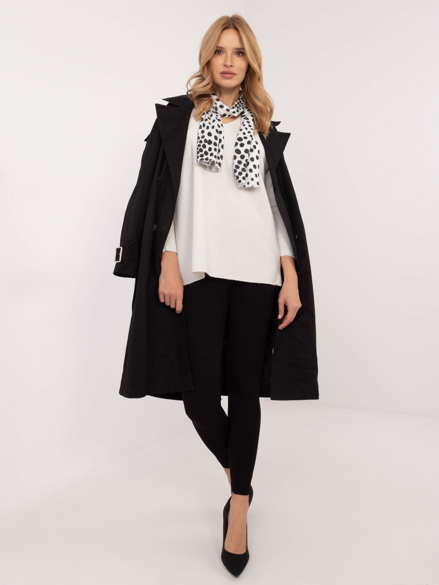 Biały elegancki sweter oversize w prążek