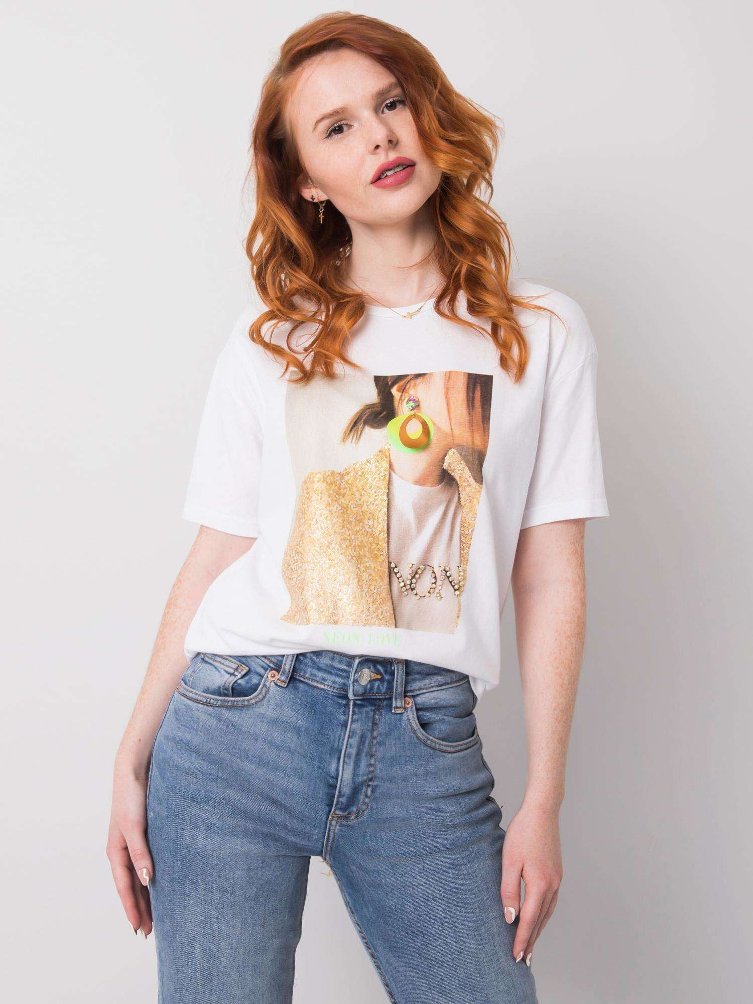 Biały t-shirt damski z nadrukiem i aplikacją