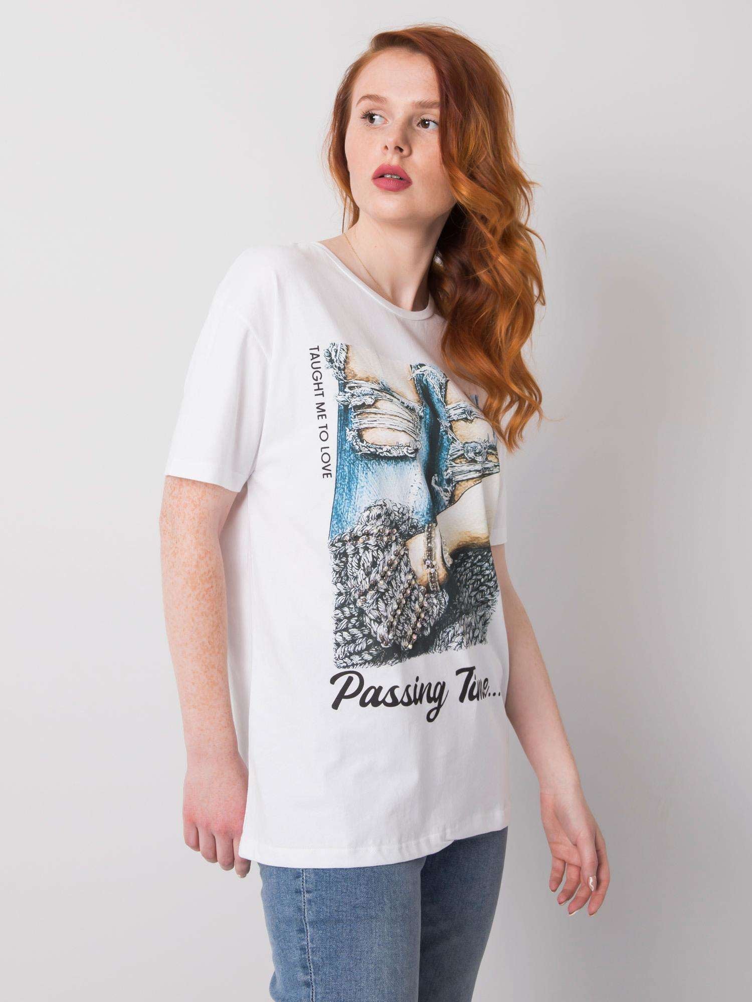 Biały t-shirt z biżuteryjnymi aplikacjami