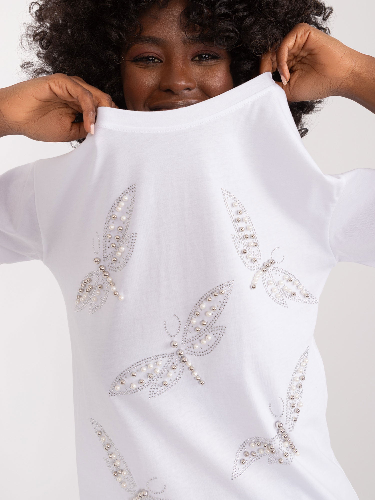 Biały bawełniany t-shirt z aplikacjami