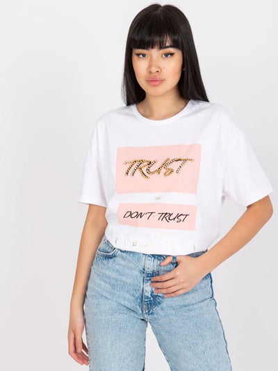 Biały t-shirt o fasonie oversize z aplikacją