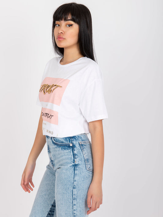 Biały t-shirt o fasonie oversize z aplikacją