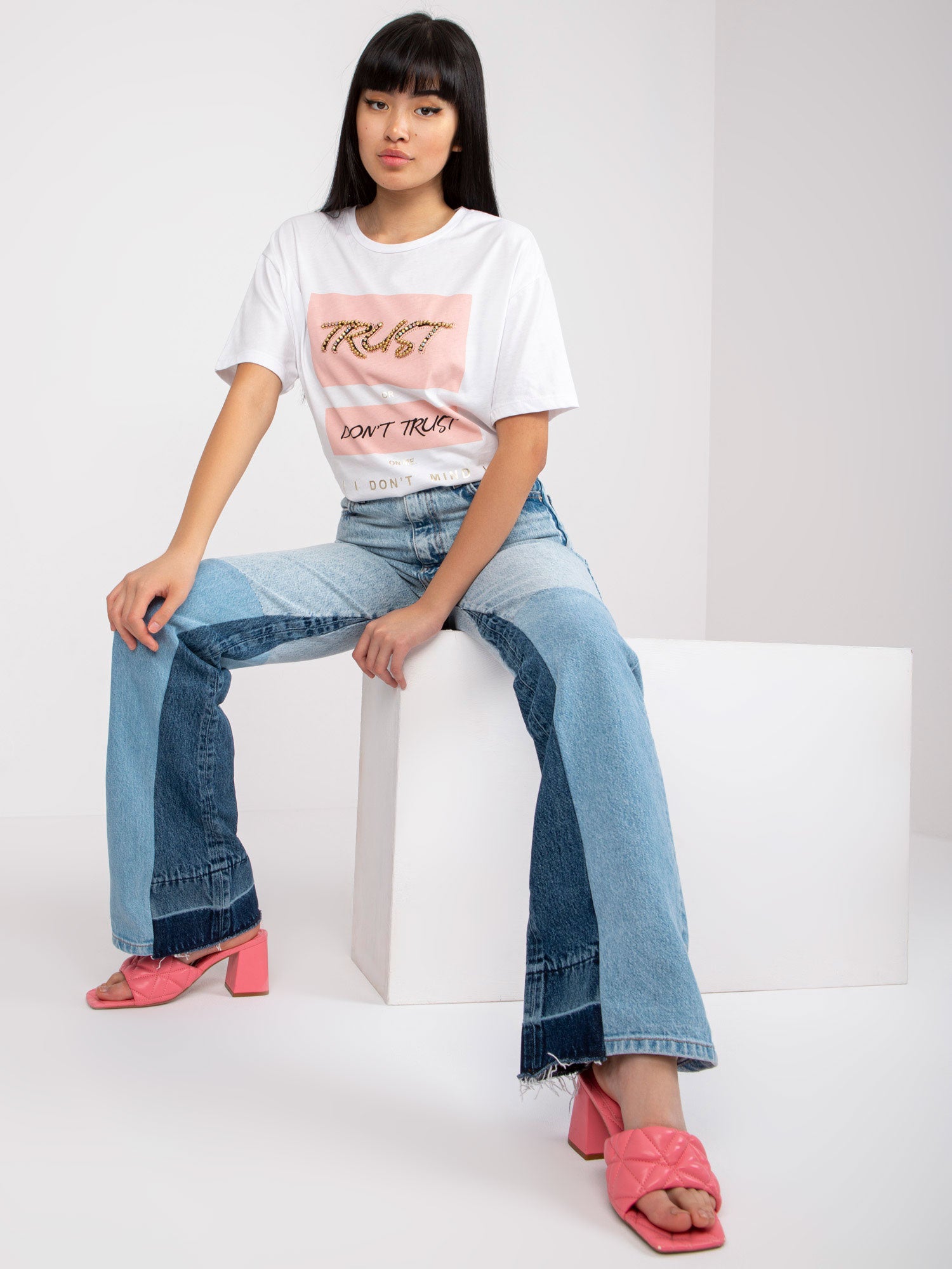 Biały t-shirt o fasonie oversize z aplikacją
