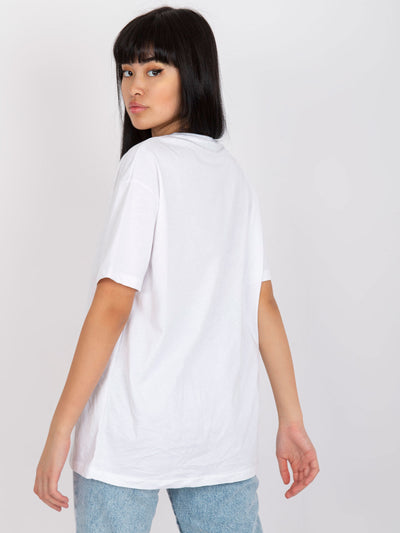 Biały t-shirt o fasonie oversize z aplikacją