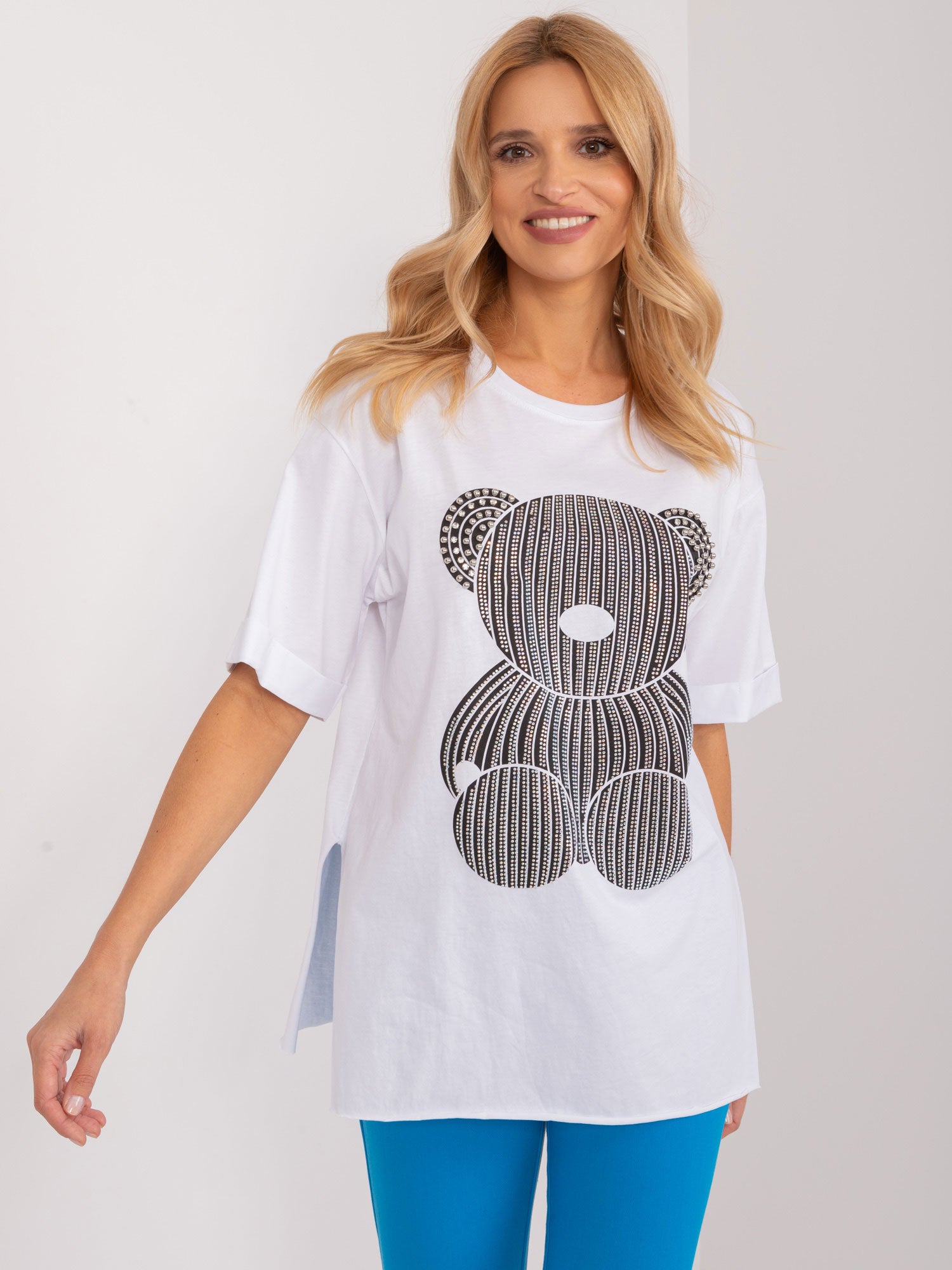 Biały bawełniany t-shirt z rozcięciami i aplikacją