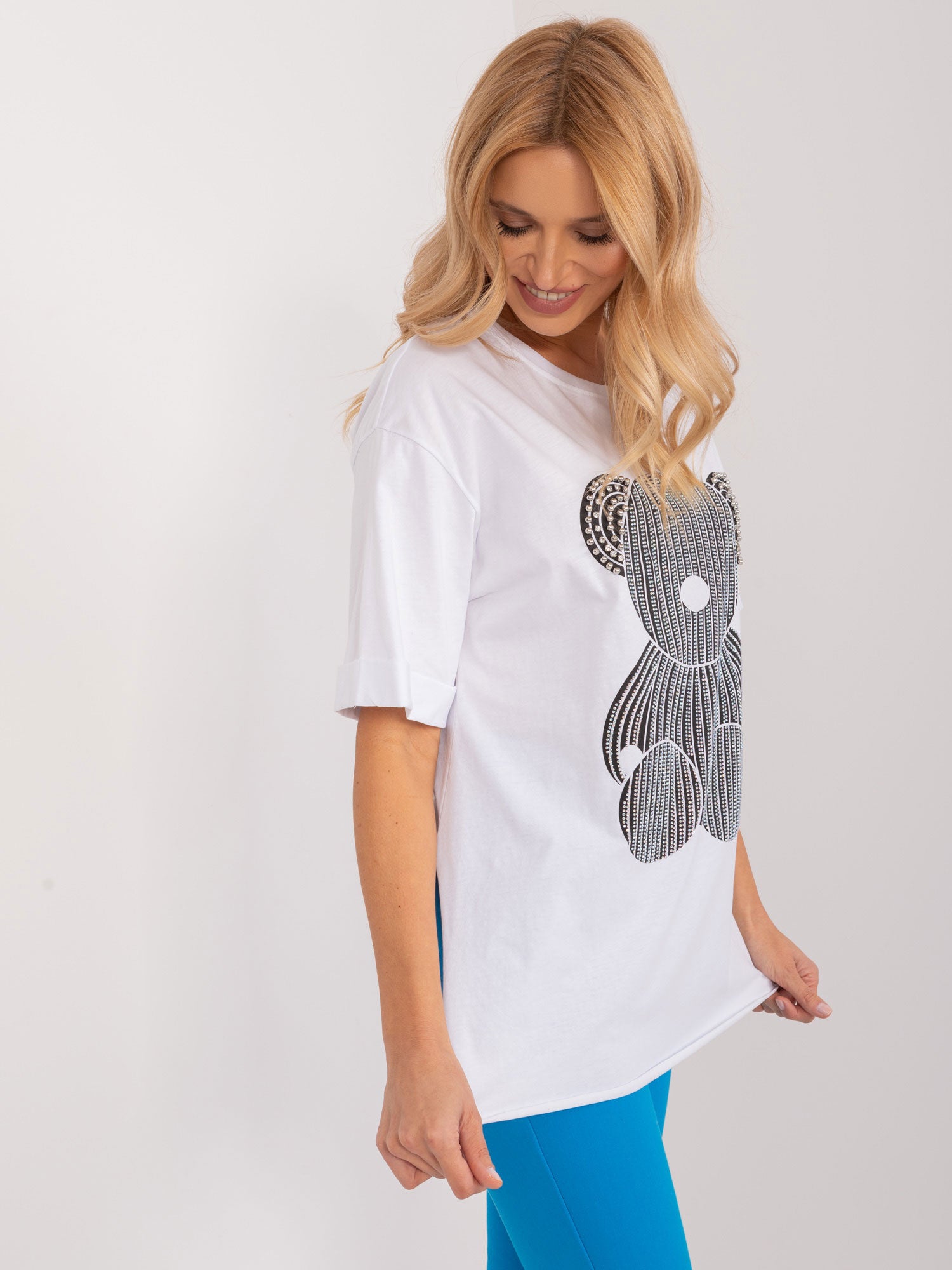 Biały bawełniany t-shirt z rozcięciami i aplikacją