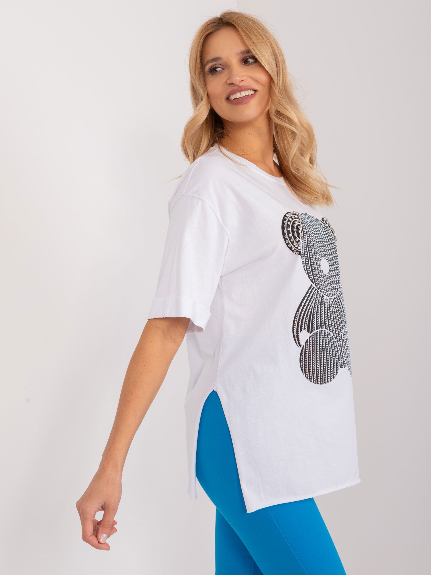 Biały bawełniany t-shirt z rozcięciami i aplikacją