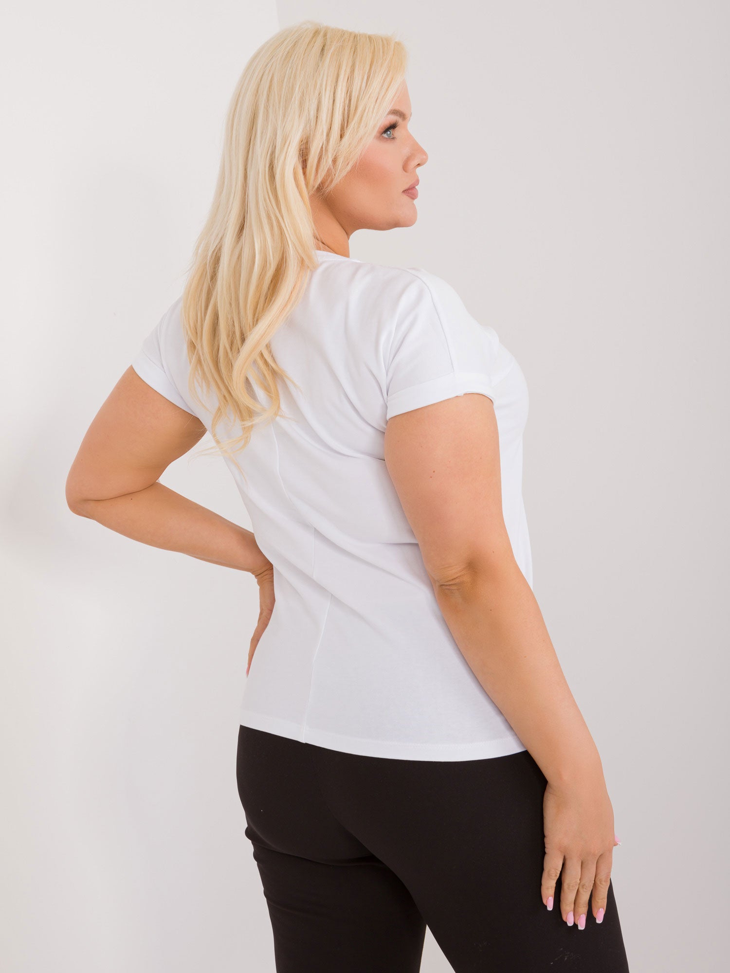 Biały damski t-shirt plus size z napisem i aplikacją