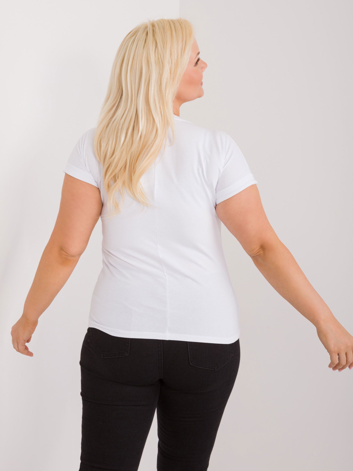 Biały t-shirt plus size z aplikacją z dżetów