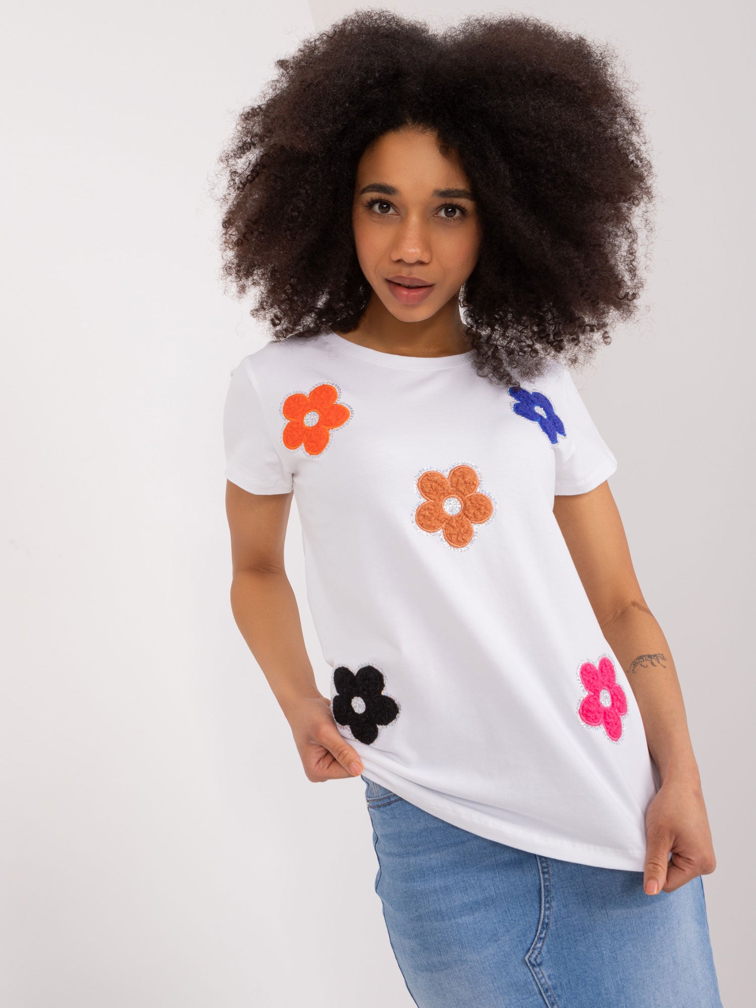 BASIC FEEL GOOD Biały t-shirt z cekinami