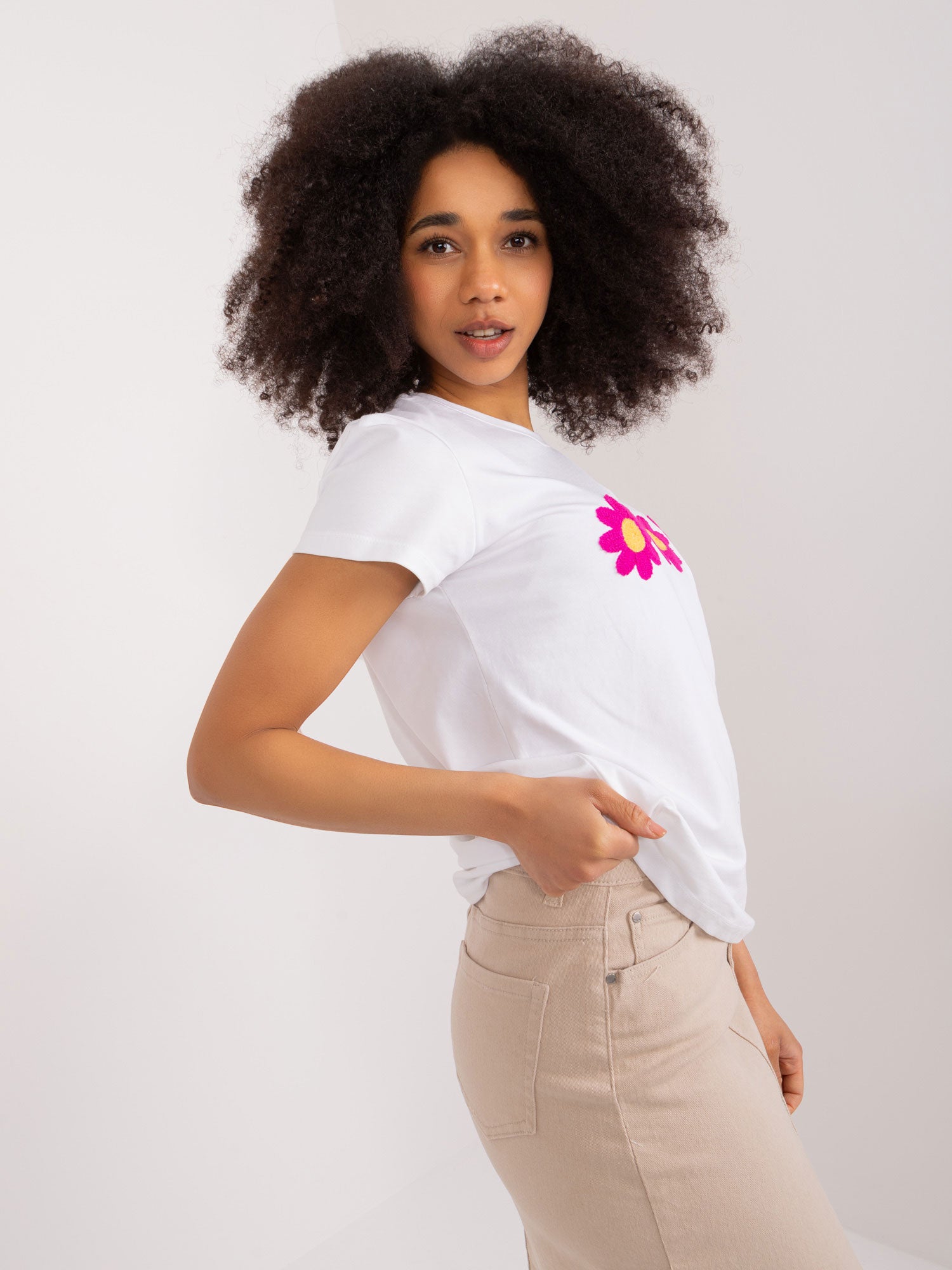 BASIC FEEL GOOD Biały t-shirt z aplikacją w kwiaty