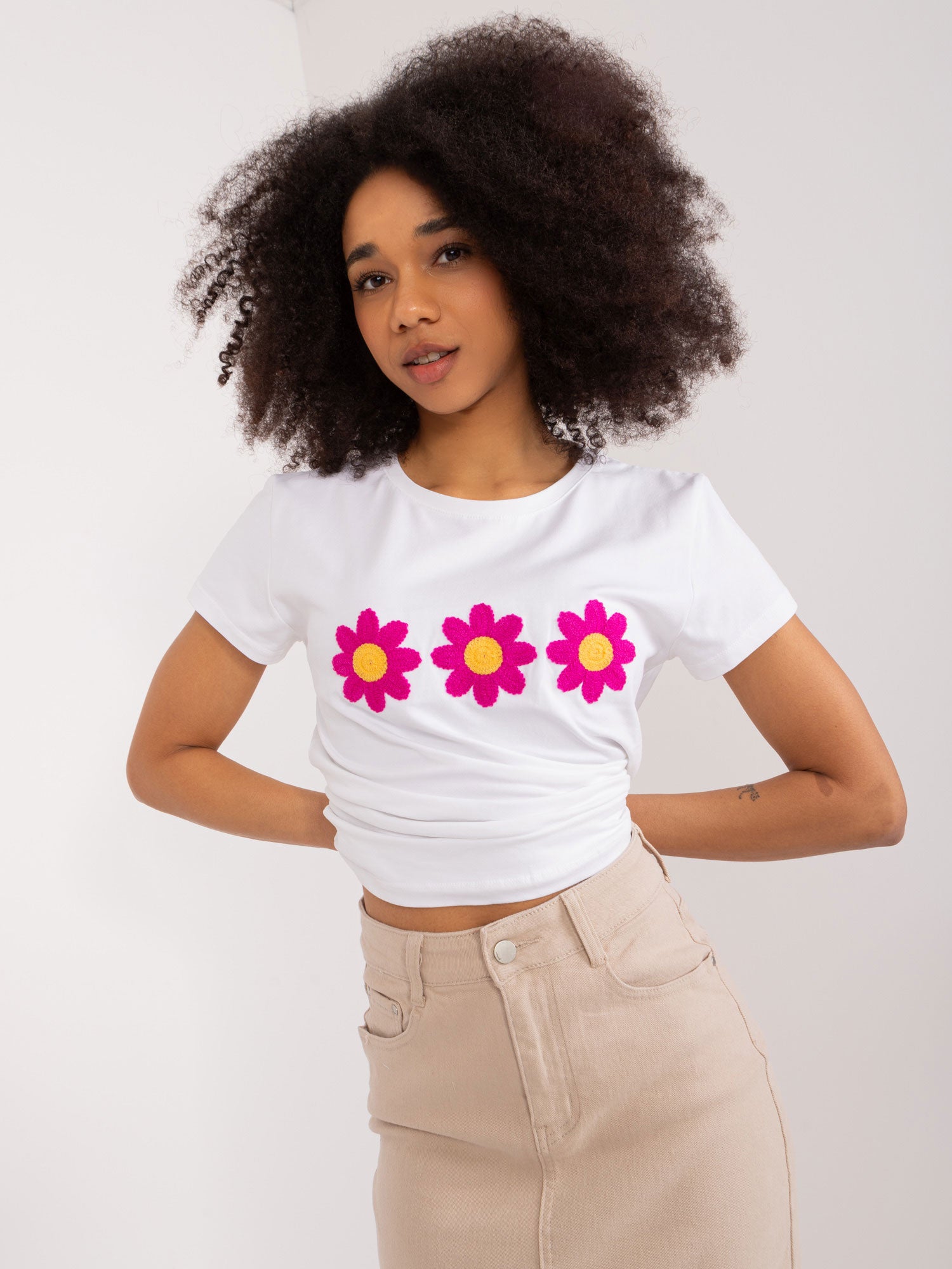 BASIC FEEL GOOD Biały t-shirt z aplikacją w kwiaty