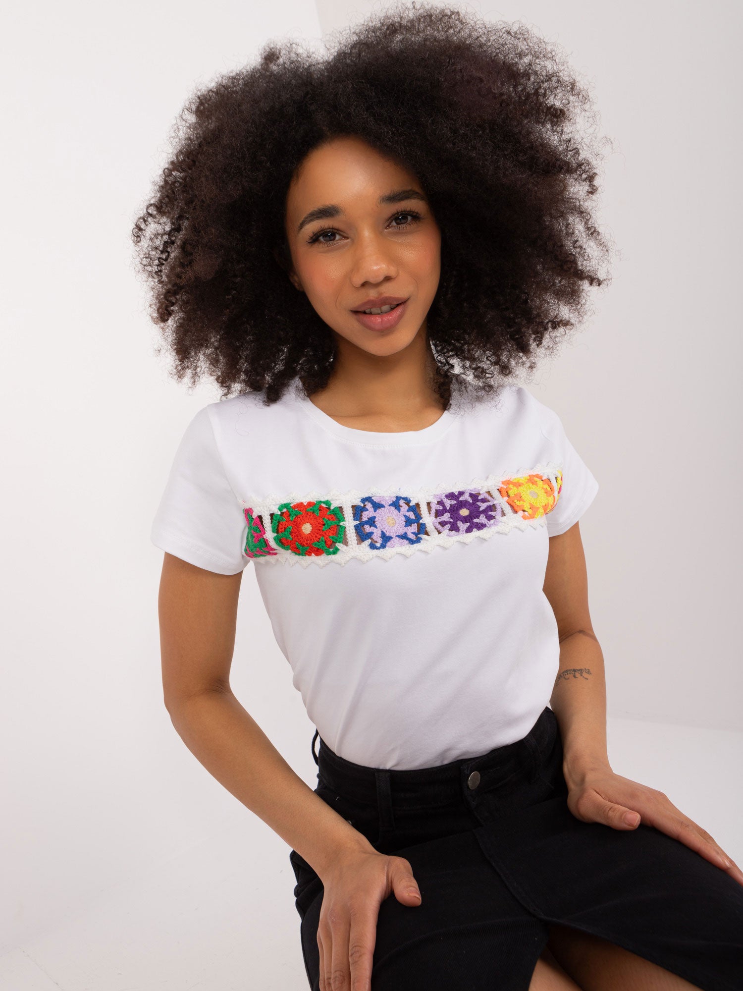 BASIC FEEL GOOD Biały bawełniany t-shirt z haftem