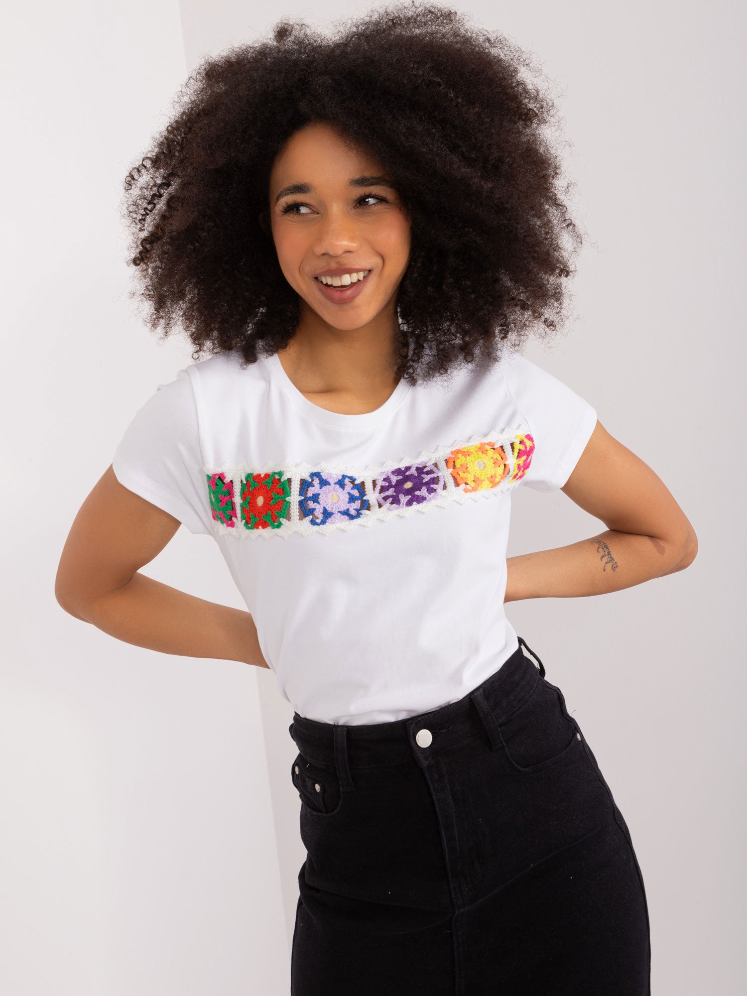 BASIC FEEL GOOD Biały bawełniany t-shirt z haftem