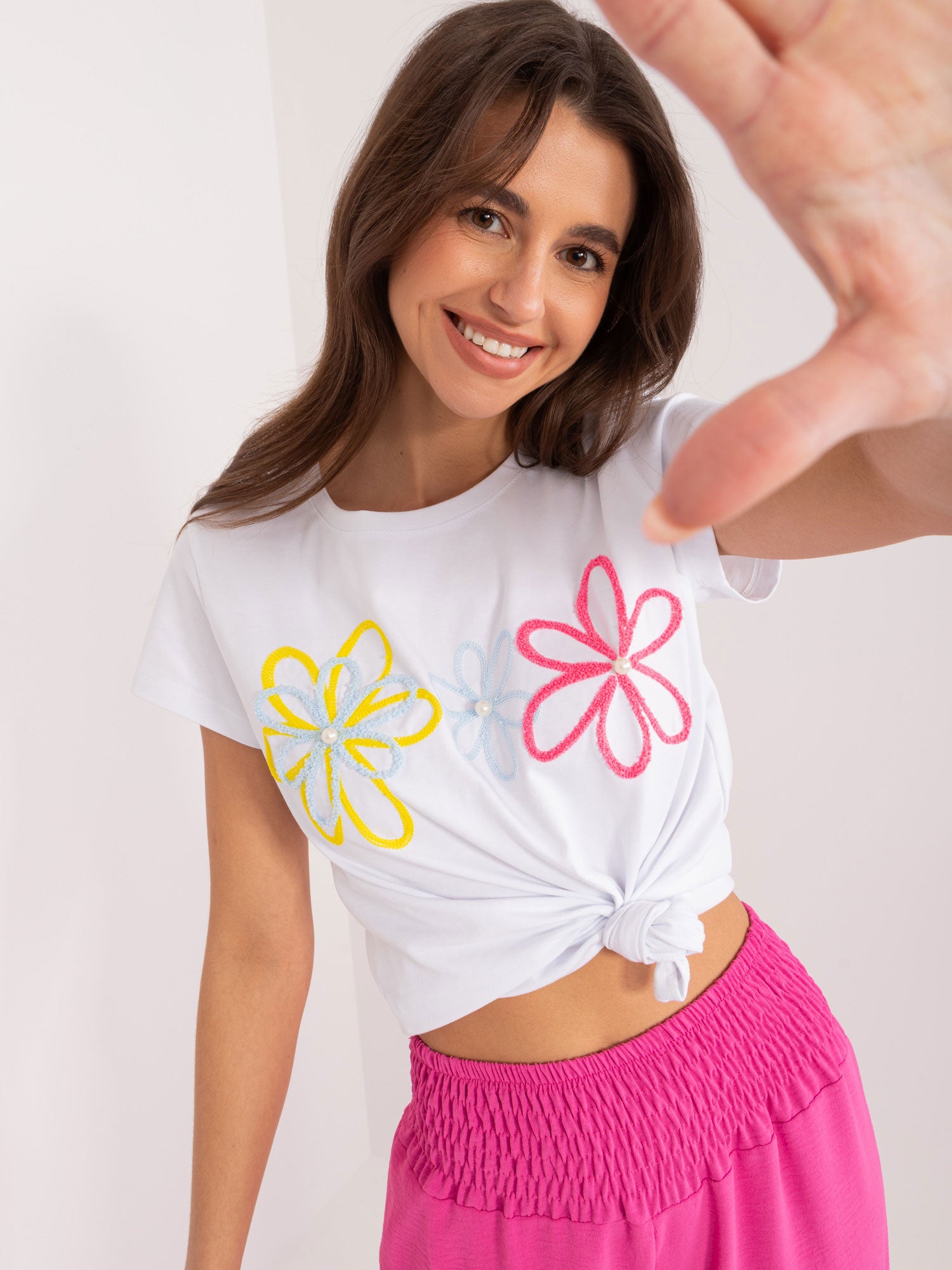 BASIC FEEL GOOD Biały t-shirt z aplikacją i perełkami