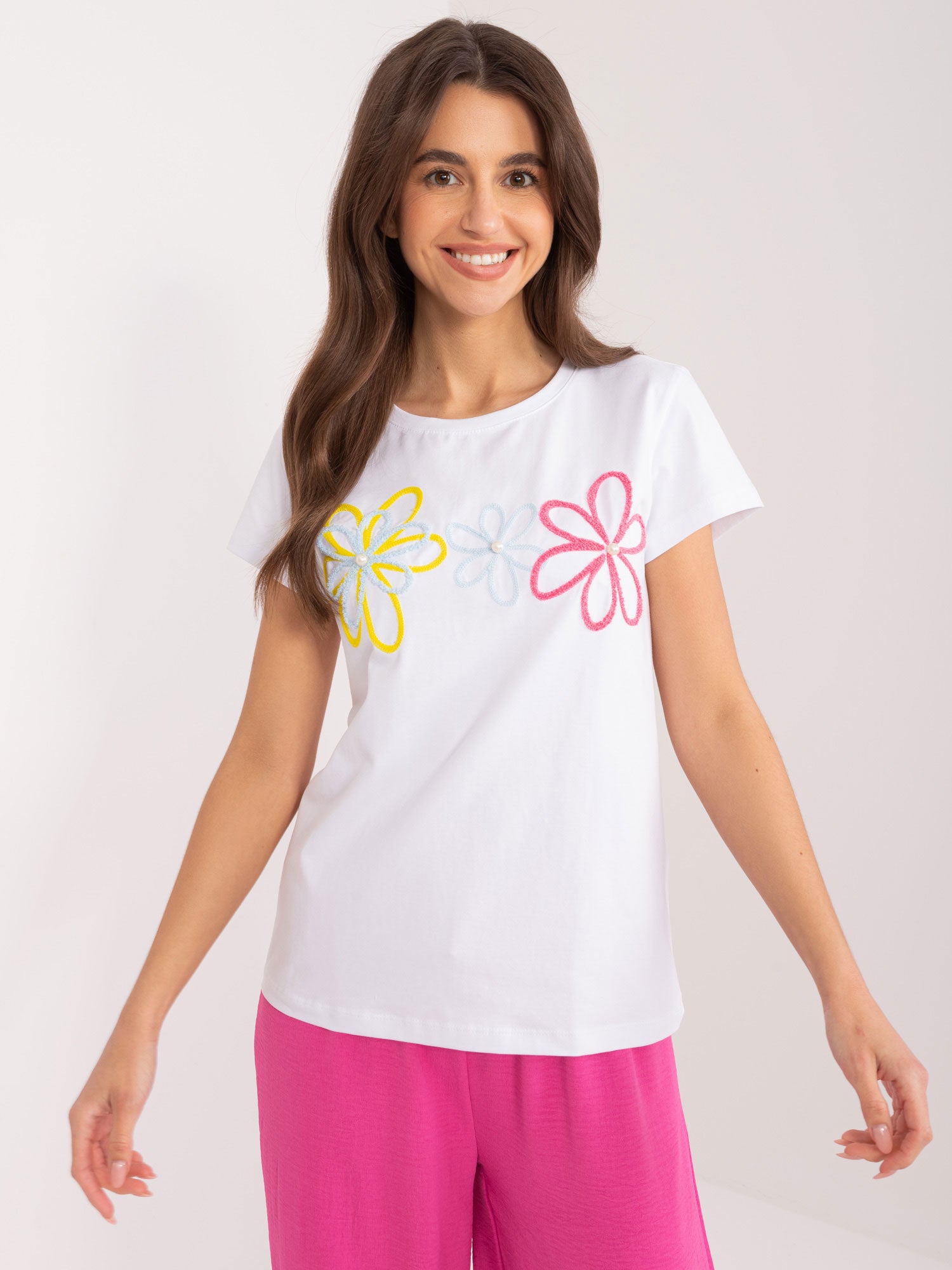 BASIC FEEL GOOD Biały t-shirt z aplikacją i perełkami