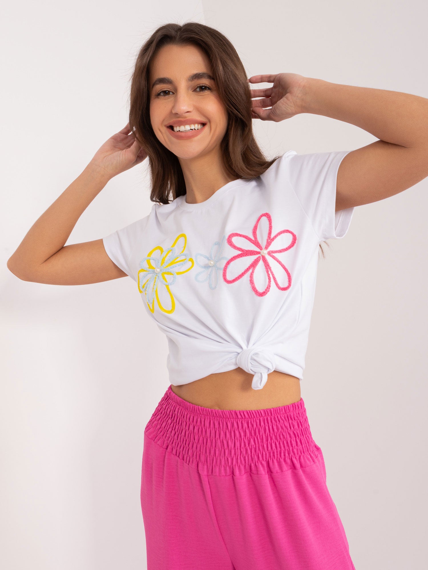 BASIC FEEL GOOD Biały t-shirt z aplikacją i perełkami