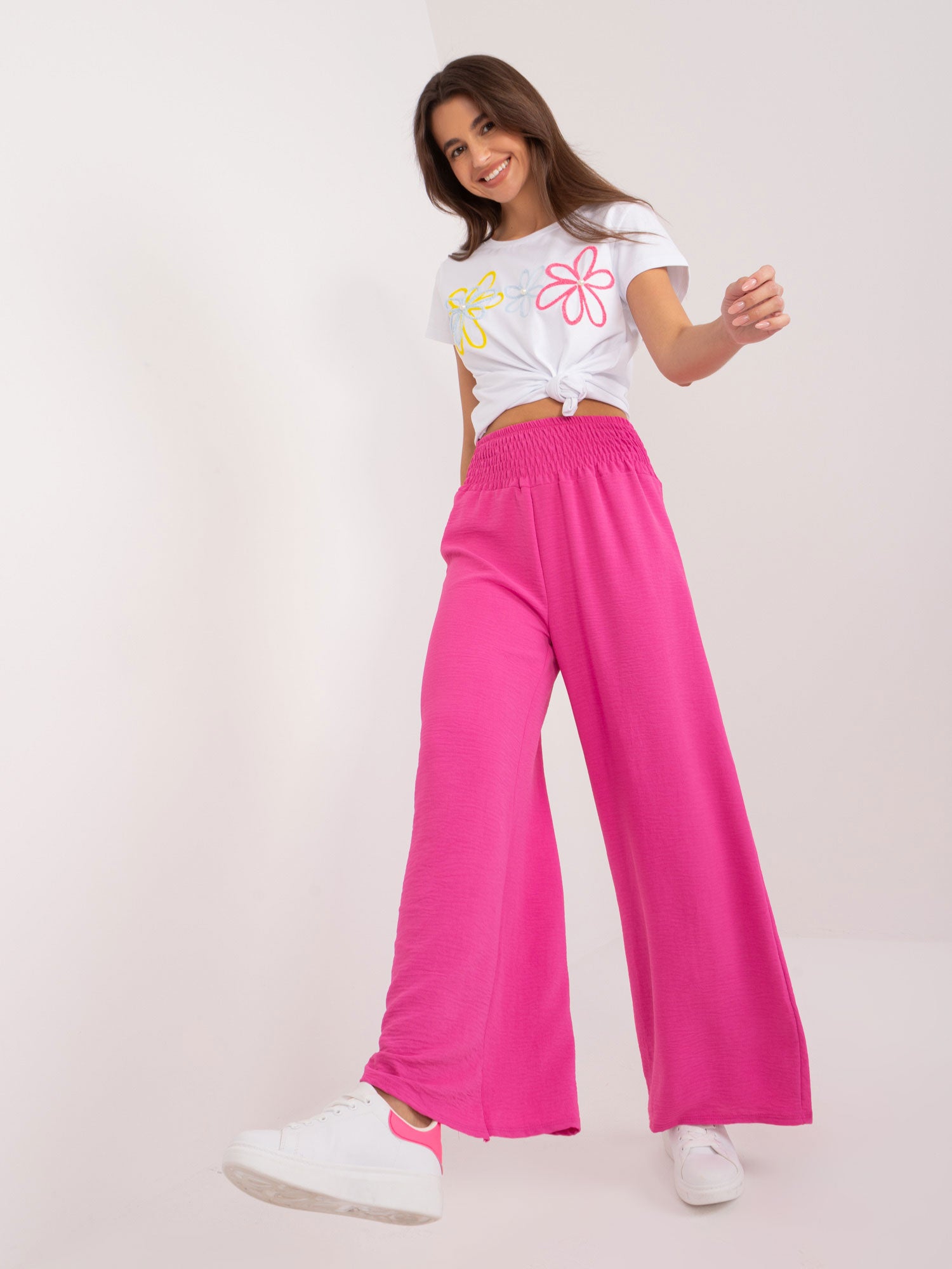 BASIC FEEL GOOD Biały t-shirt z aplikacją i perełkami